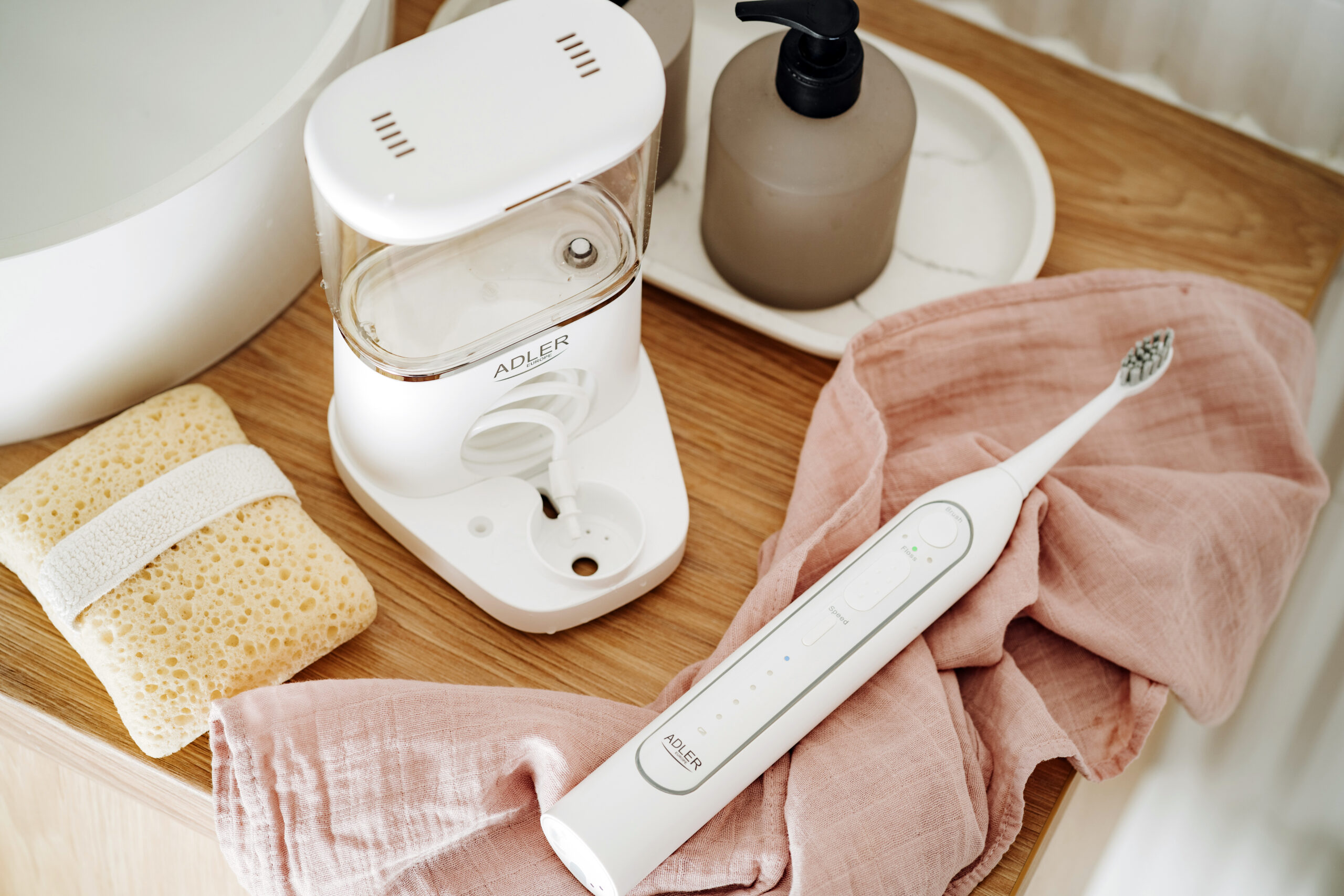 Adler | 2-in-1 Water Flossing Sonic Brush | AD 2180w | Rechargeable | For adults | Number of brush heads included 2 | Number of teeth brushing modes 1 | White - Image 15