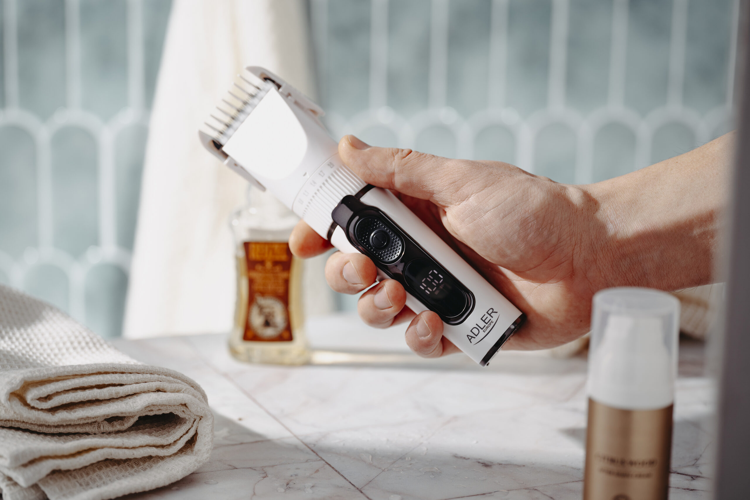 Adler | Hair Clipper with LCD Display | AD 2839 | Cordless | Number of length steps 6 | White/Black - Image 12
