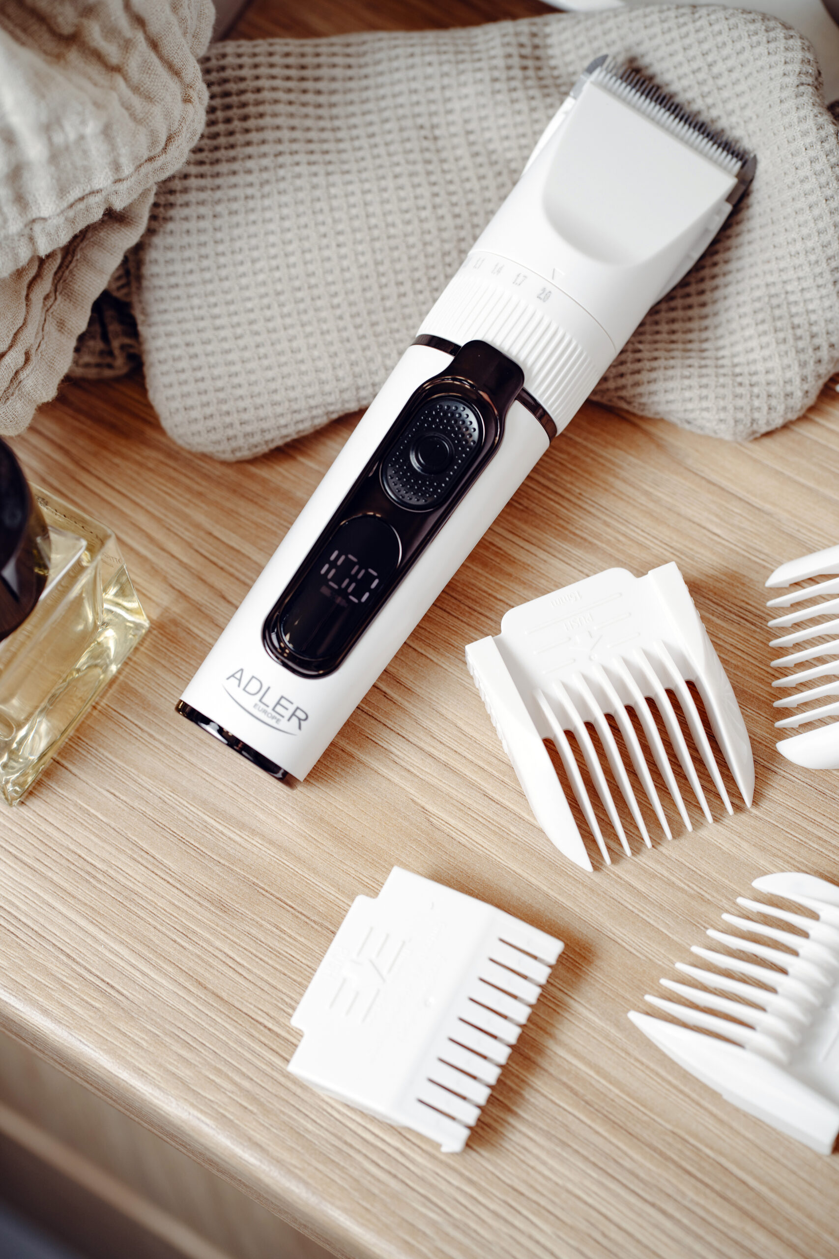 Adler | Hair Clipper with LCD Display | AD 2839 | Cordless | Number of length steps 6 | White/Black - Image 13