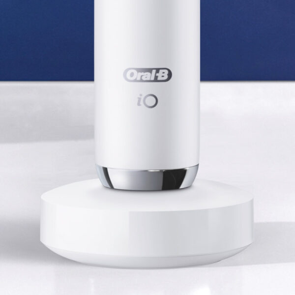 Oral-B | Electric Toothbrush | iO9 Series | Rechargeable | For adults | Number of brush heads included 1 | Number of teeth brushing modes 7 | White - Image 3
