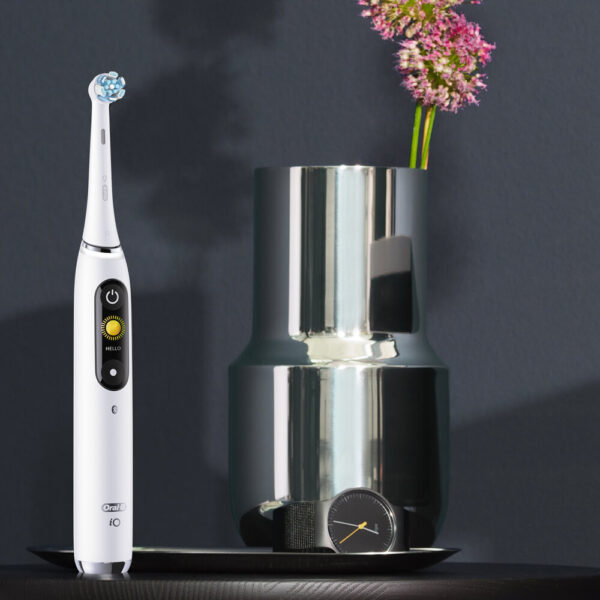 Oral-B | Electric Toothbrush | iO9 Series | Rechargeable | For adults | Number of brush heads included 1 | Number of teeth brushing modes 7 | White - Image 4