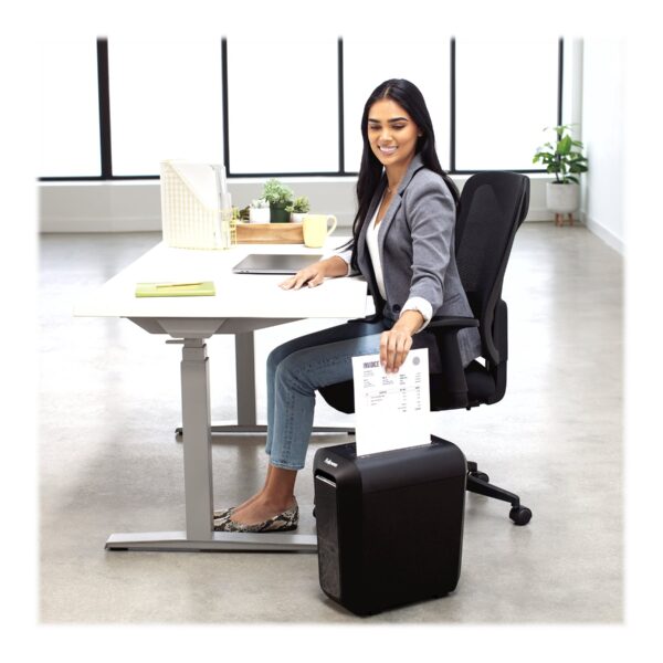 Cross-Cut | LX65 | Black | Paper shredding | Credit cards shredding | Traditional