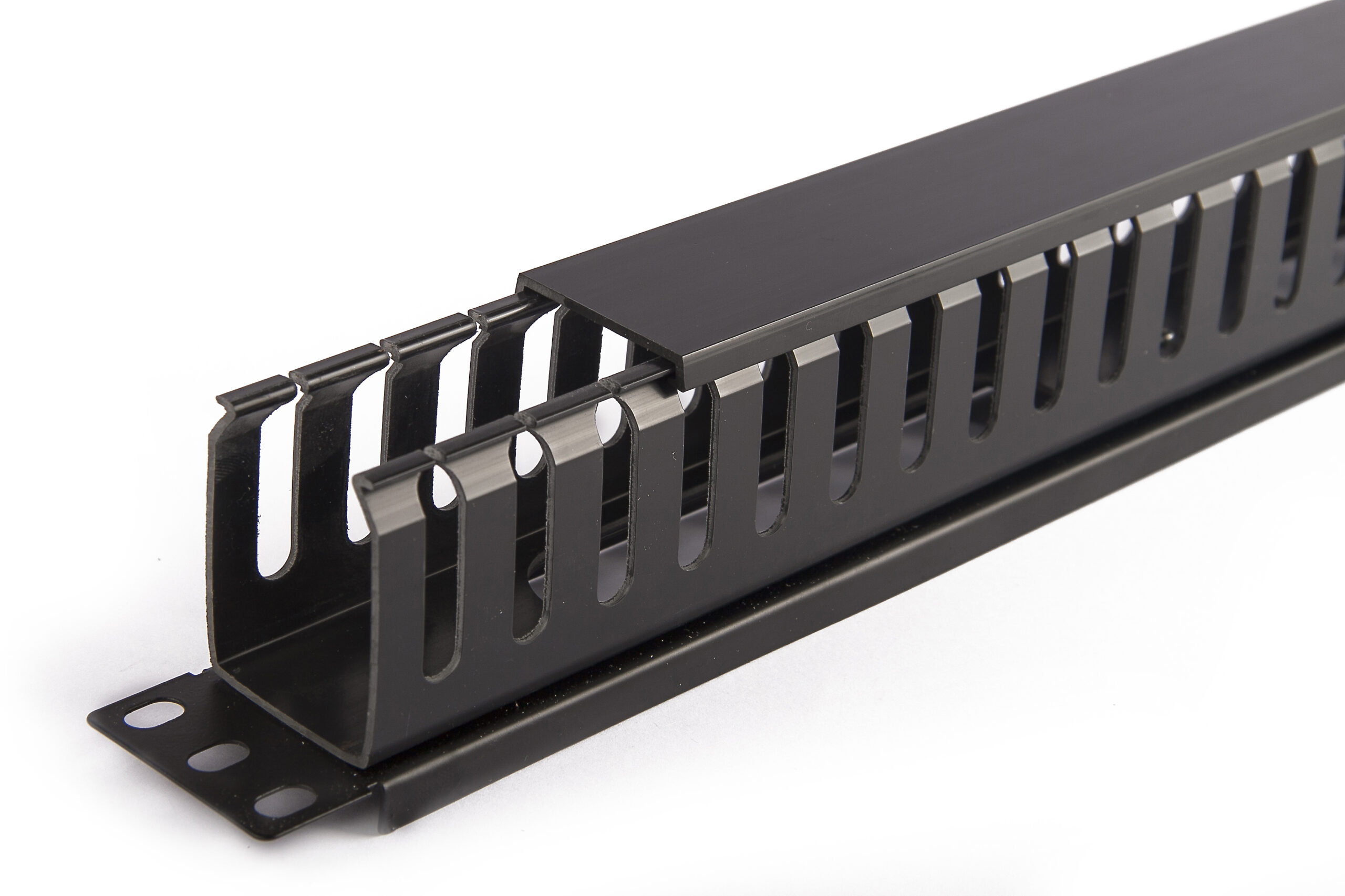 SOMI Networks | 19“ Cable Management Bar with Plastic Duct and Cover | CMB-04 | Black | Ring Diameter 45x50mm - Image 3