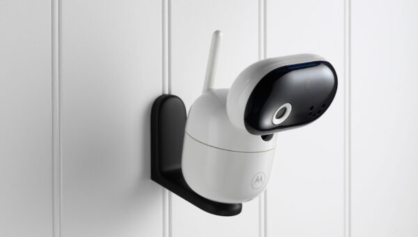 Motorola | Wi-Fi HD Motorized Video Baby Camera | PIP1010 | Remote pan, tilt and zoom; Two-way talk; Secure and private connection; 24-hour event monitoring  and streaming; Wi-Fi connectivity for in-home and on-the-go viewing; Room temperature monitoring; Infrared night vision; High sensitivity microphone; Wall Mount (using bracket provided) | White/Black - Image 3
