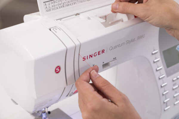 Singer | Sewing Machine | Quantum Stylist™ 9960 | Number of stitches 600 | Number of buttonholes 13 | White - Image 5