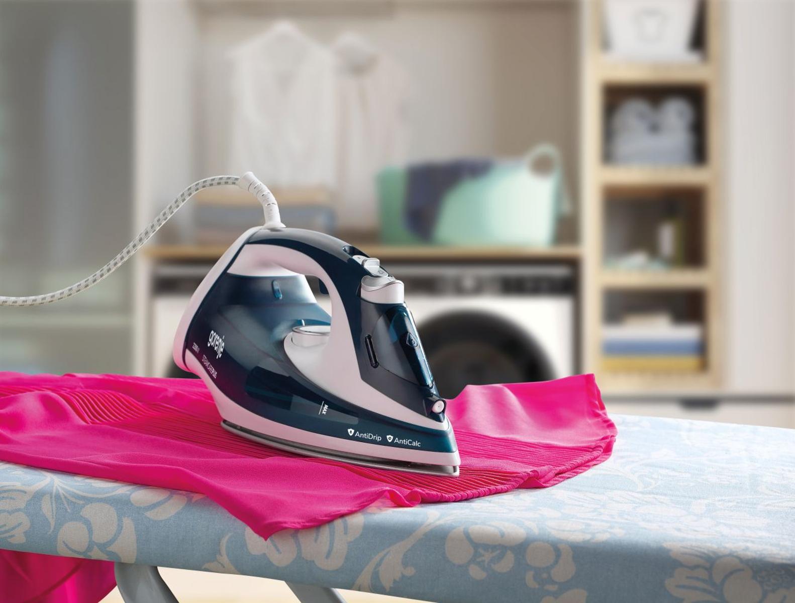 Gorenje | Steam Iron | SIH2200TQC | Power 2200 W | Water tank capacity 300 ml | Continuous steam 30 g/min | Blue/White | Steam boost performance 90 g/min - Image 4