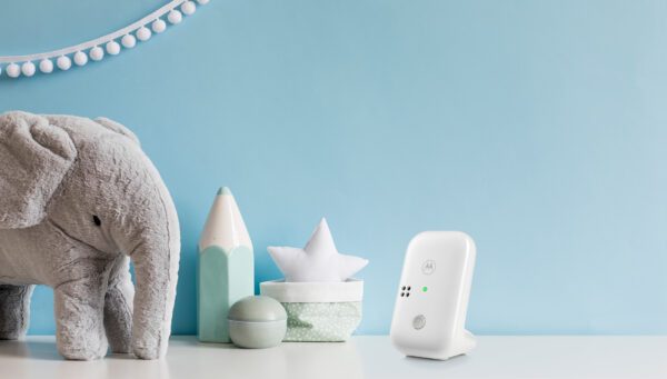 Motorola | Audio Baby Monitor | PIP10 | DECT Wireless Technology; High sensitivity microphone and crystal clear sound; Low Battery Alert; Mute/sound detection alert; Portable parent unit | White - Image 4