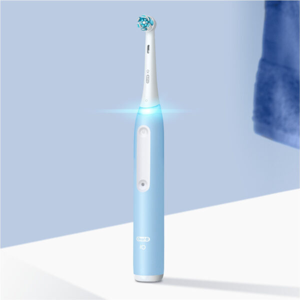 Oral-B | Electric Toothbrush | iO3 Series | Rechargeable | For adults | Number of brush heads included 1 | Number of teeth brushing modes 3 | Ice Blue - Image 3