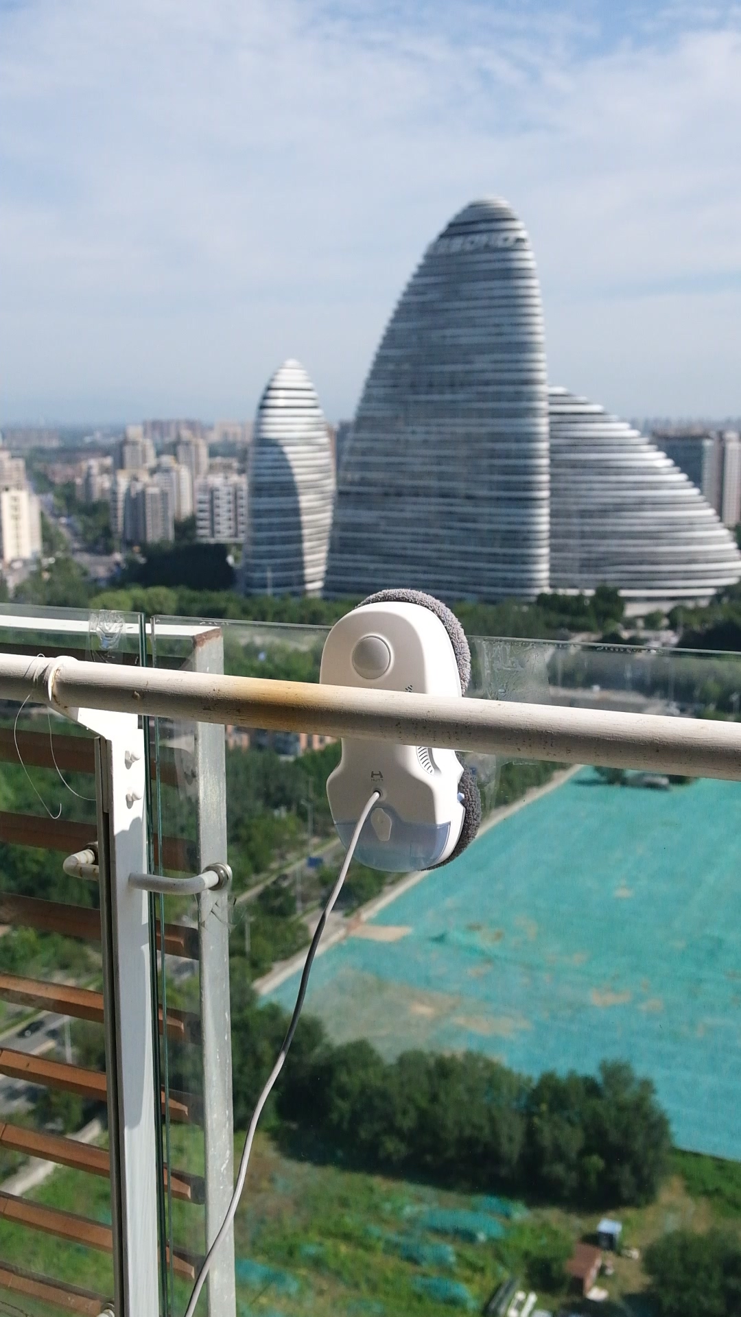 HUTT Windows Cleaning Robot | C7 | Corded | 5500 Pa | White - Image 7