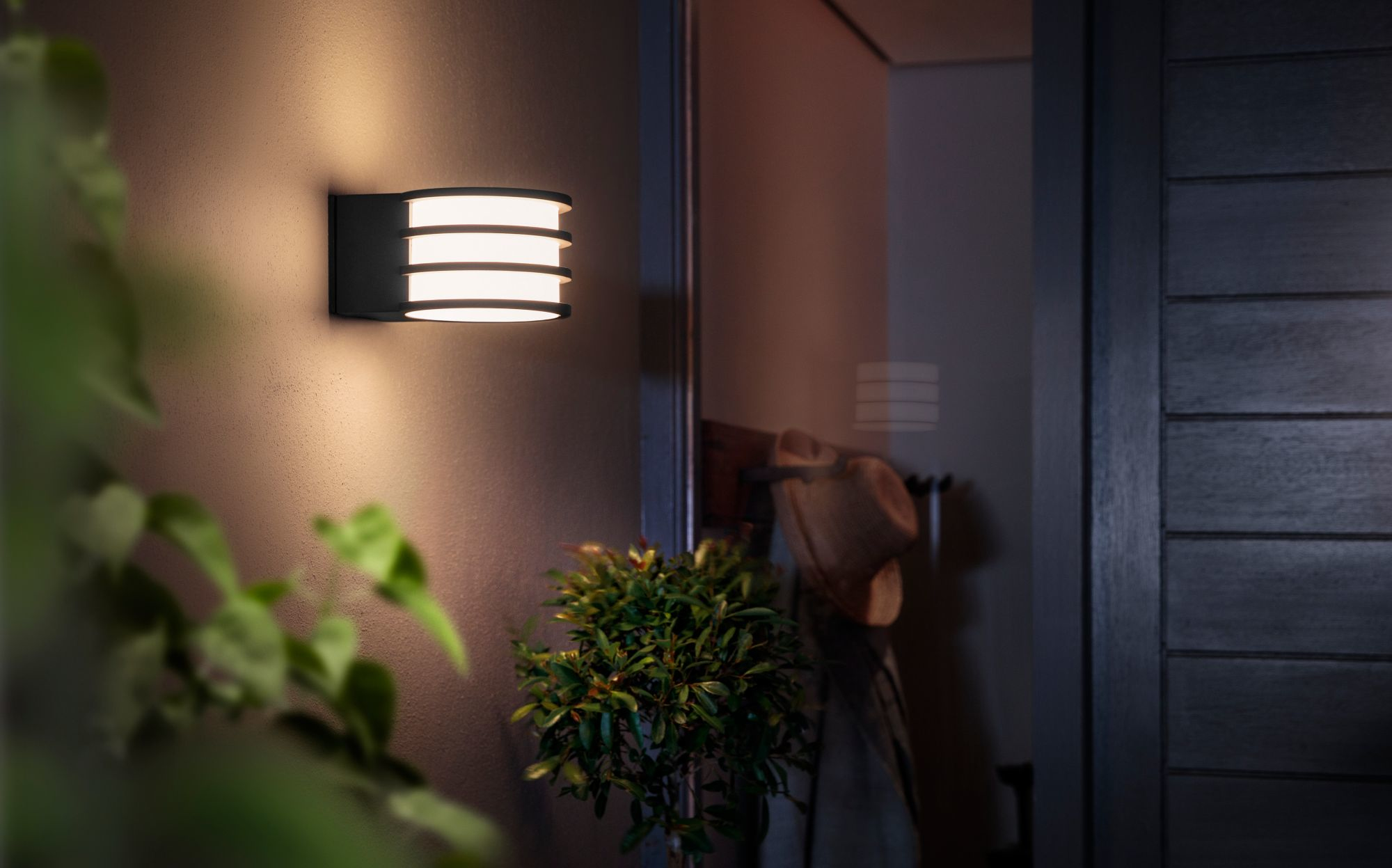 Philips Hue Lucca Wall Lantern | E27 | 9 W | Warm white - Image 9