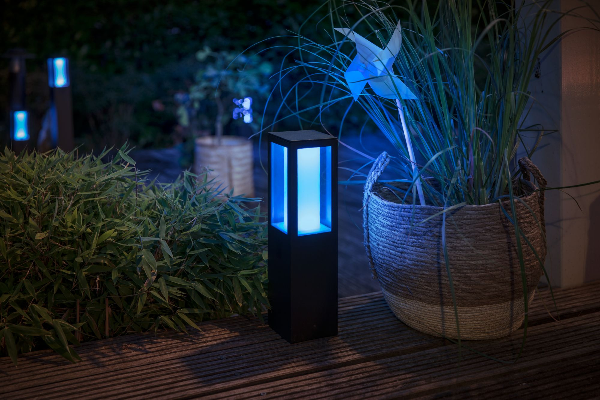 Philips Hue WCA Impress Outdoor Pedestal Lantern 24V | 8 W | 2000-6500 Hue White Colour Ambiance - Image 10