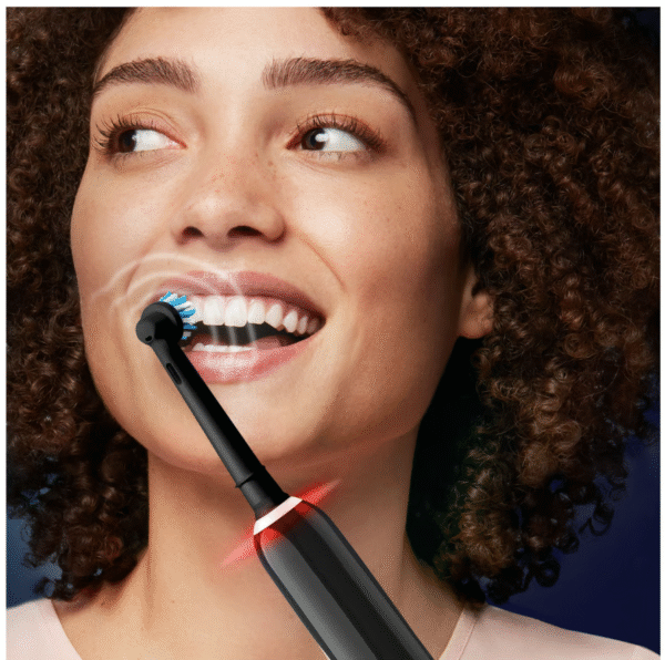 Oral-B | Electric Toothbrush | Pro 3 Sensitive Clean & Care | Rechargeable | For adults | Number of brush heads included 2 | Number of teeth brushing modes 3 | Black - Image 2