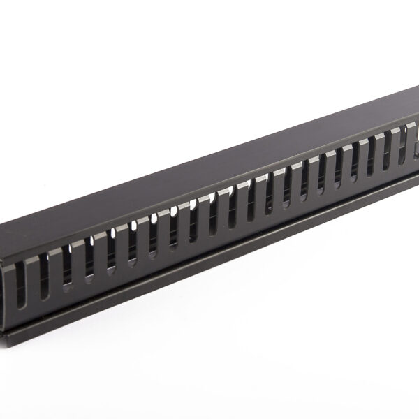 SOMI Networks | 19“ Cable Management Bar with Plastic Duct and Cover | CMB-04 | Black | Ring Diameter 45x50mm