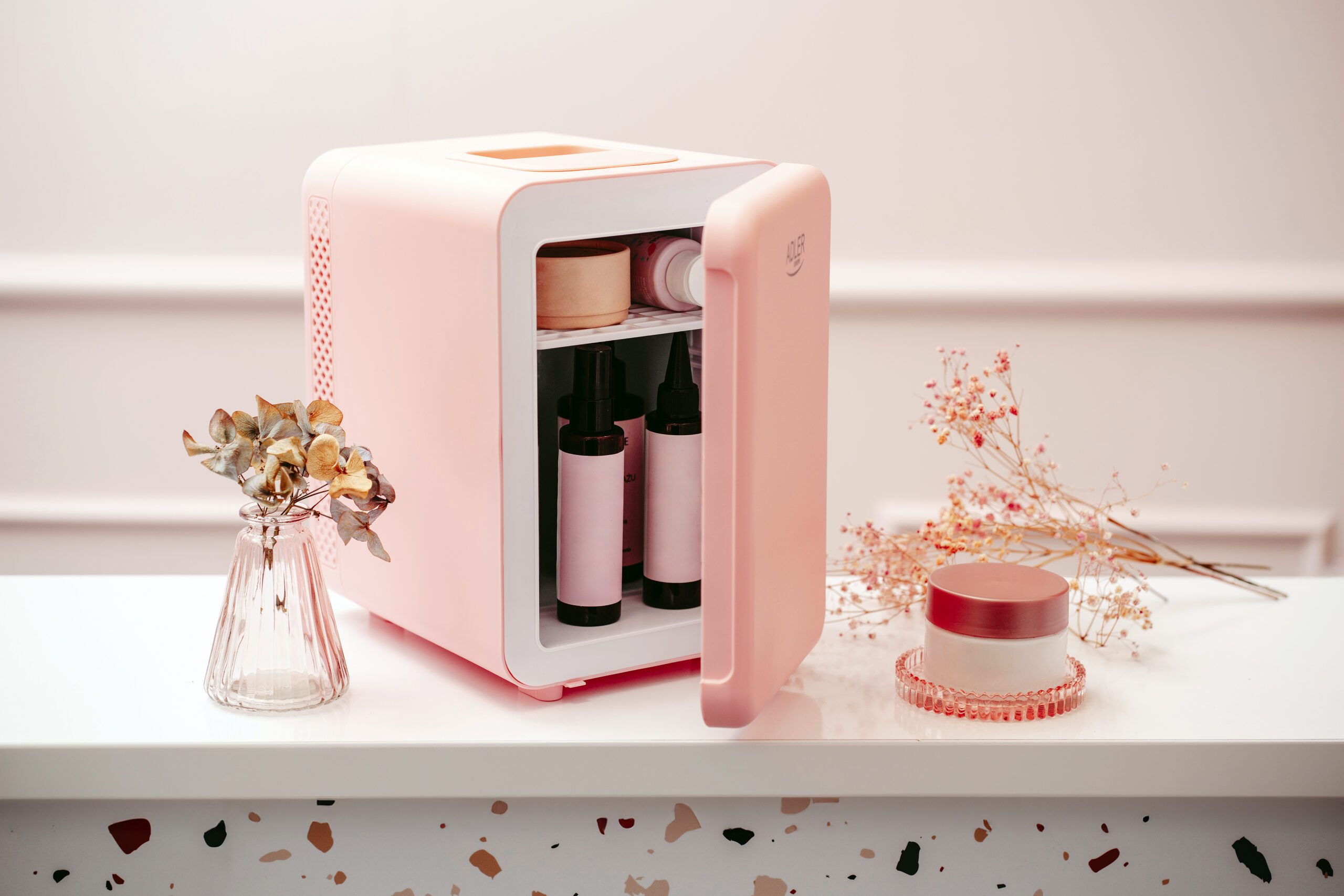 Adler | Mini Refrigerator | AD 8084 | Free standing | Larder | Height 27 cm | Fridge net capacity 4 L | Pink - Image 11