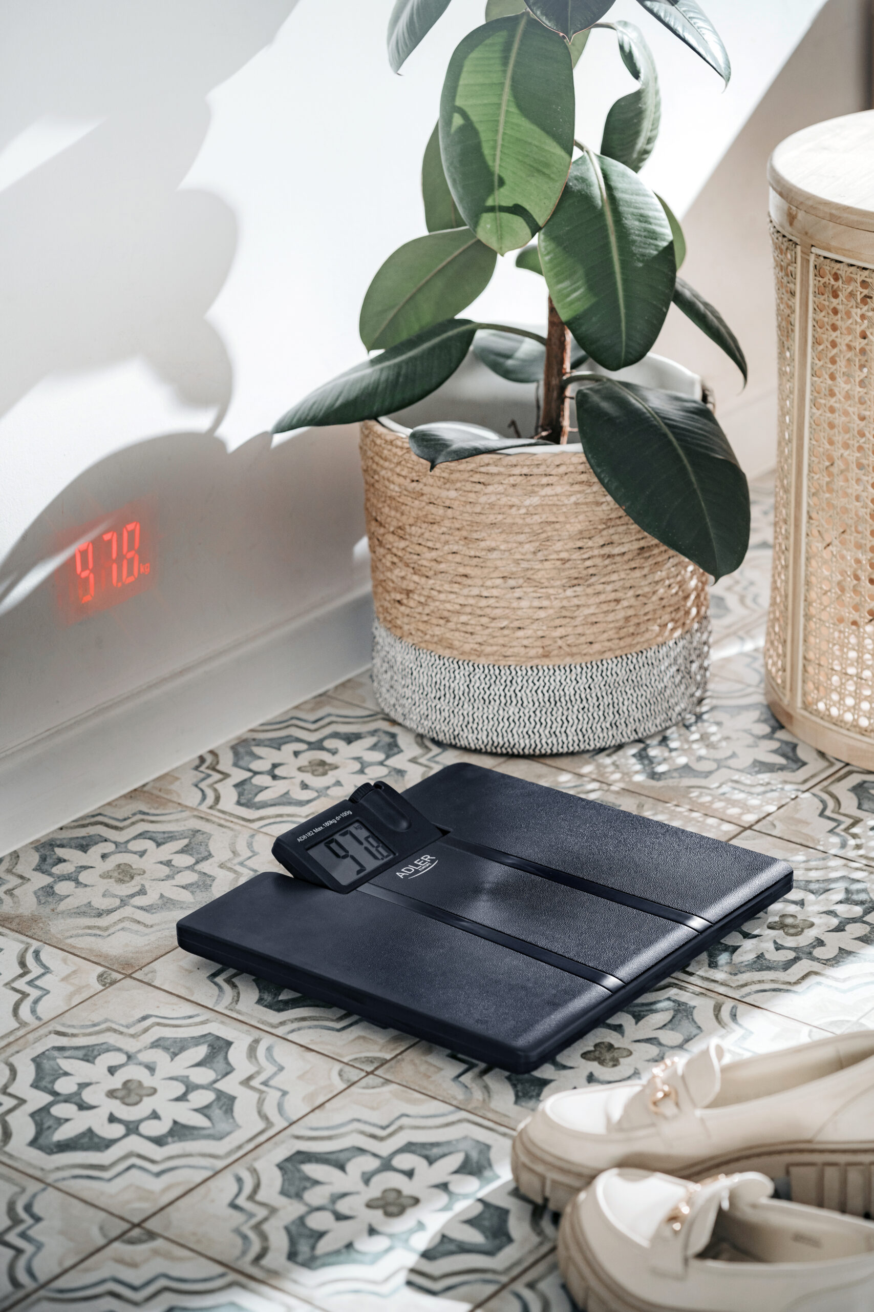 Adler | Bathroom Scale with Projector | AD 8182 | Maximum weight (capacity) 180 kg | Accuracy 100 g | Black - Image 9