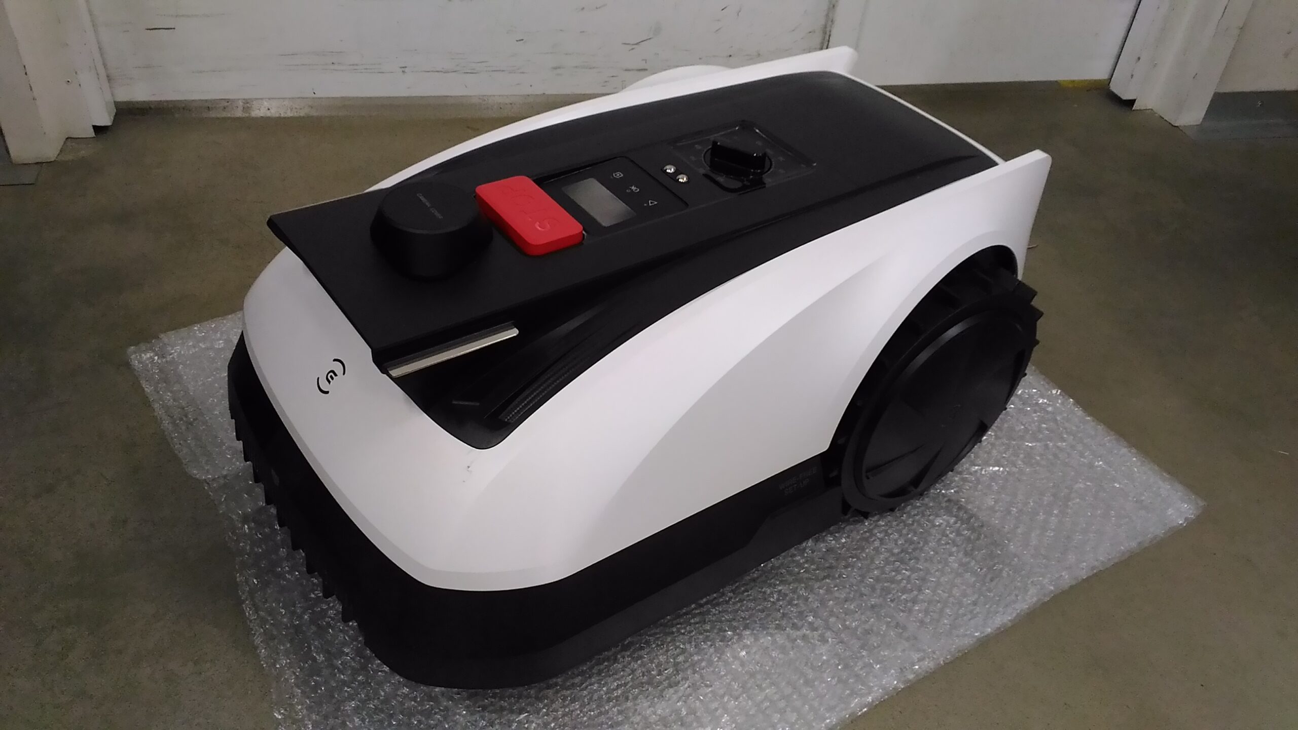 SALE OUT. Ecovacs GOAT O500 Panorama Lawn Mower, Robot, Up to 500 m², Al camera navigation, SmartEdge, White | Ecovacs | Lawn Mower GOAT O500 Panorama | DEMO, PAINT DAMAGED ON FRONT CORNER - Image 2