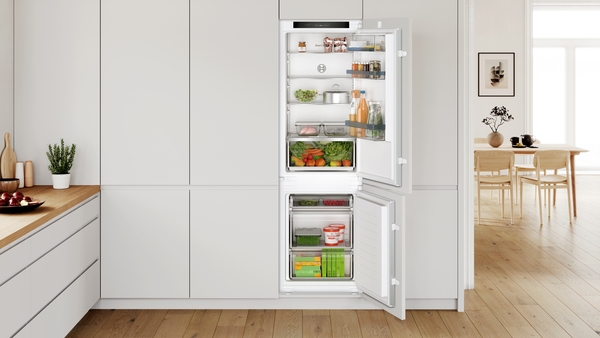 Bosch | Refrigerator | KIV86VSE0 | Energy efficiency class E | Built-in | Combi | Height 177.2 cm | Fridge net capacity 183 L | Freezer net capacity 84 L | Display | 35 dB | White - Image 12