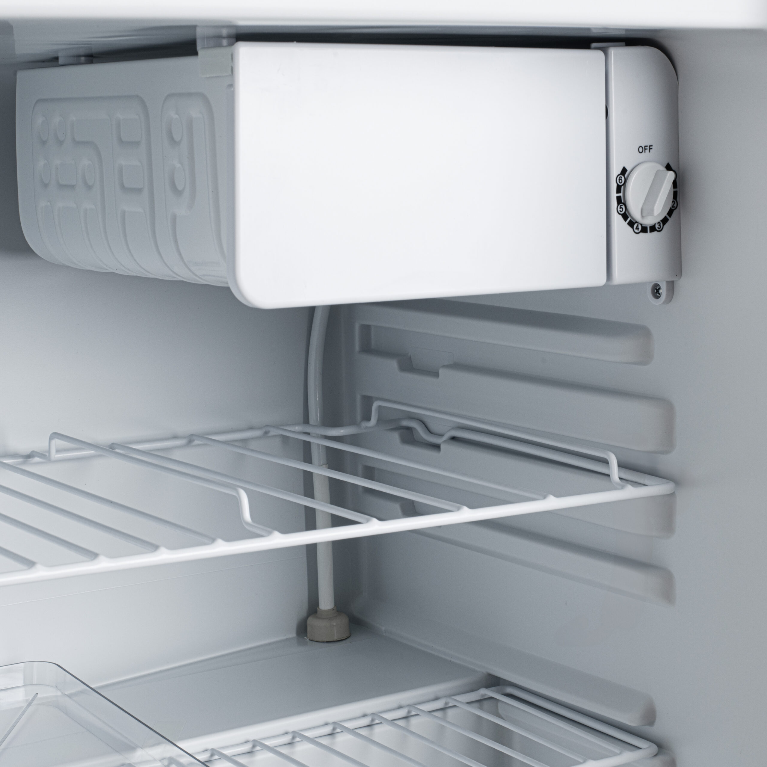 Adler Refrigerator | AD 8097 | Energy efficiency class E | Free standing | Larder | Height 63.2 cm | Fridge net capacity 58 L | 39 dB | Black - Image 4