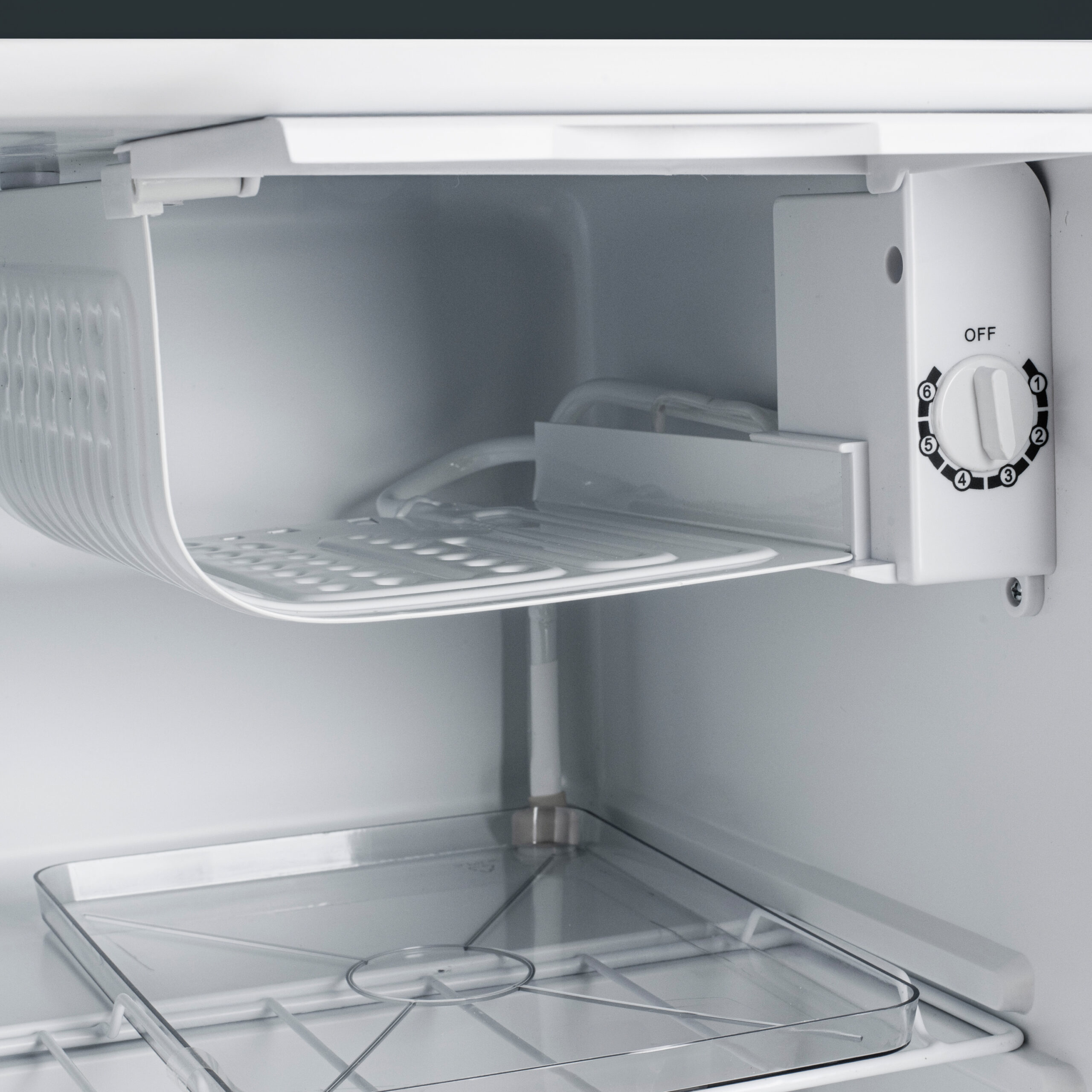 Adler Refrigerator | AD 8096 | Energy efficiency class E | Free standing | Larder | Height 49.5 cm | Fridge net capacity 45 L | 39 dB | Black - Image 4