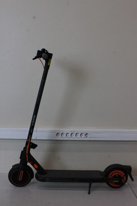 SALE OUT. Xiaomi Electric Scooter 4 Go EU | Xiaomi Electric Scooter 4 Go EU | 250 W | 20 km/h | 8.1 " | 3 month(s) | Black/Orange | USED - Image 2