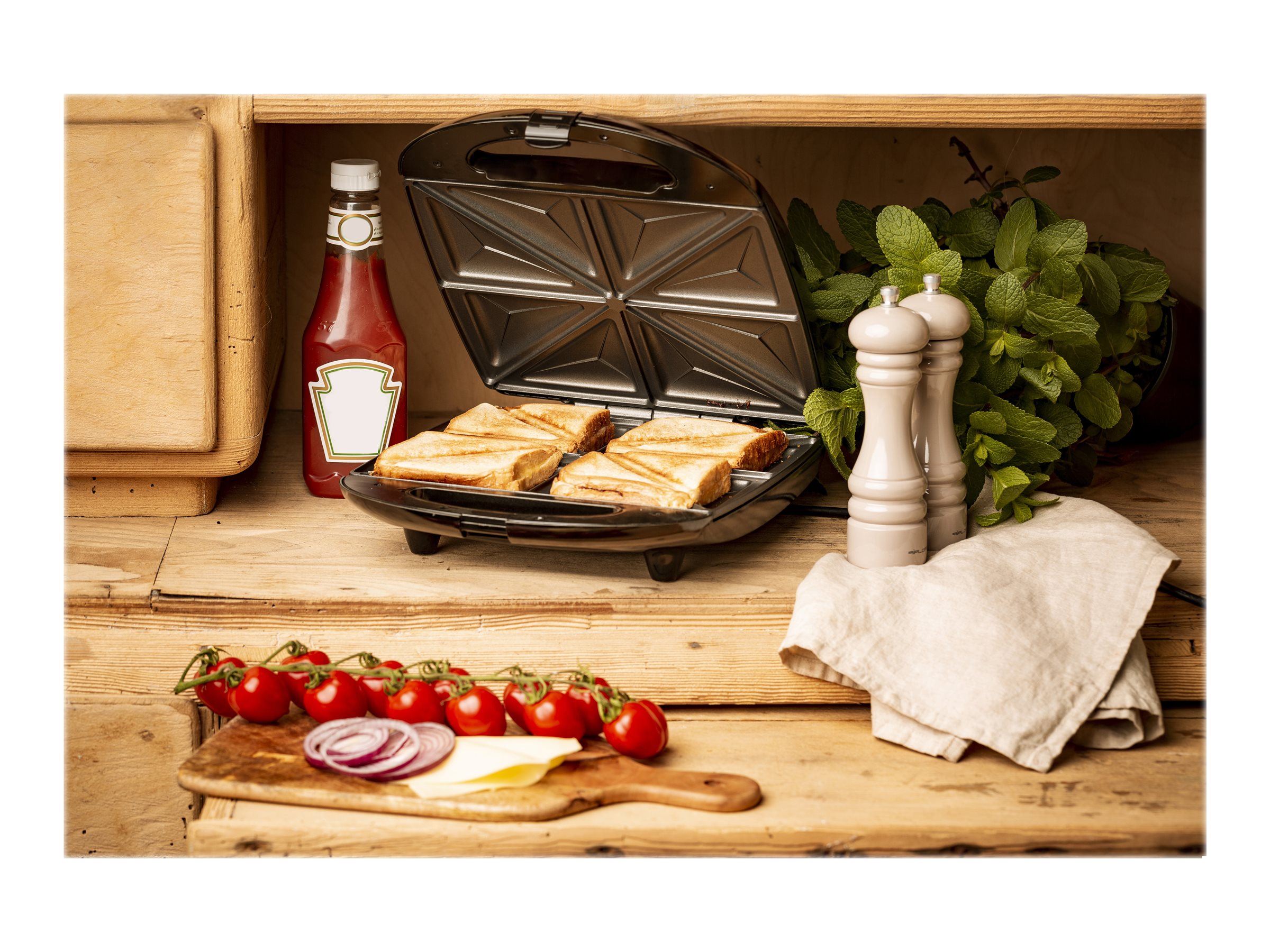 Camry | Sandwich maker XL | CR 3023 | 1500 W | Number of plates 1 | Number of pastry 4 | Black - Image 13