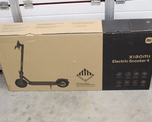 SALE OUT. Xiaomi Electric Scooter 4 EU | Xiaomi Electric Scooter 4 EU | 300 W | 25 km/h | 10 " | 6 month(s) | Black | DEMO, SCRATCHED, MISSING SCREWS