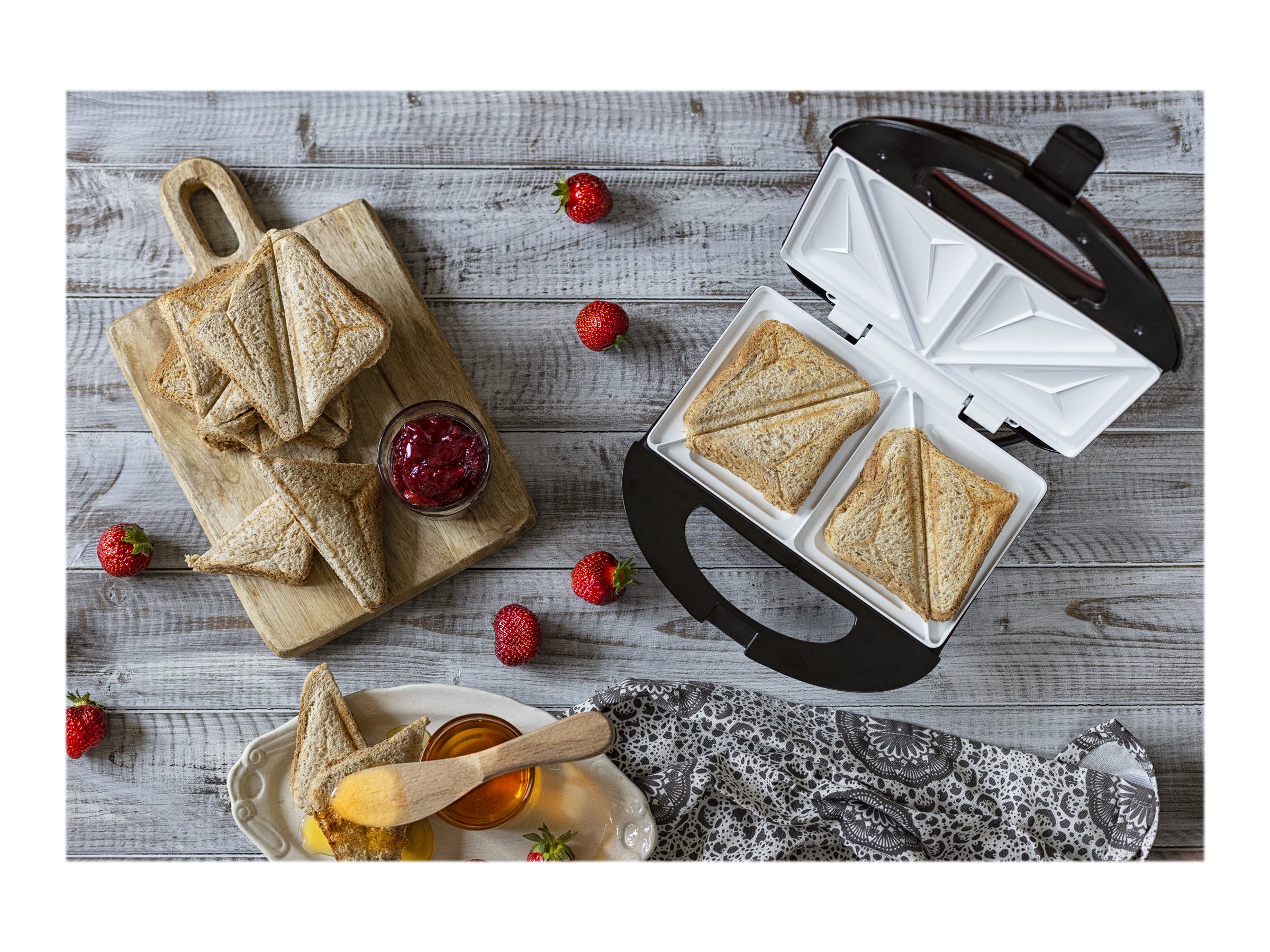 Camry | Sandwich maker | CR 3018 | 850 W | Number of plates 1 | Number of pastry 2 | Ceramic coating | Black - Image 8