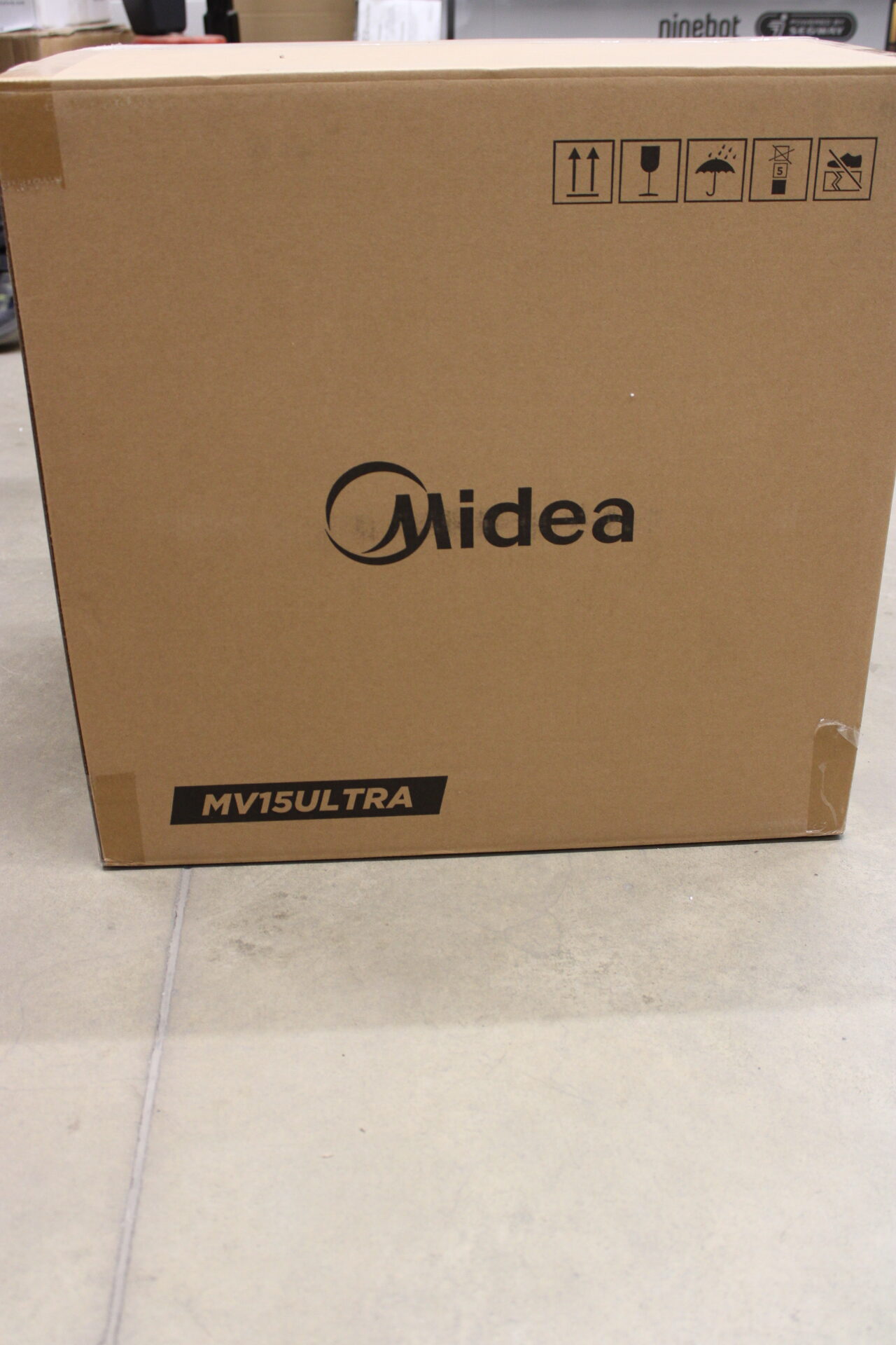 SALE OUT. Midea V15 Robot Vacuum Cleaner | SALE OUT. Midea Robot Vacuum Cleaner | V15 | Wet&Dry | 5200 mAh | Dust capacity 3 L | 16200 Pa | Black | USED, DIRTY, SCRATCHED - Image 2