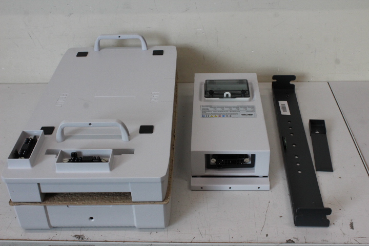 SALE OUT. SUNGROW | ESS SBR Base+Switchgear V0 | AST02594 | USED, SCRATCHED, MOUNTING MARKS, WITHOUT ORIGINAL PACKAGING AND MANUALS - Image 4