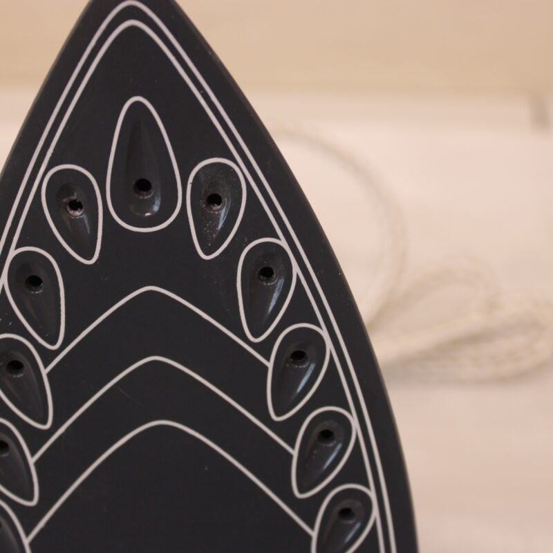 SALE OUT. Mesko MS 5037 Steam iron 2800W, Grey | Mesko MS 5037 | Steam Iron | 2800 W | Water tank capacity 170 ml | Continuous steam 35 g/min | Grey | DAMAGED PACKAGING, SCRATCHED ON KERAMIC PLATE - Image 4