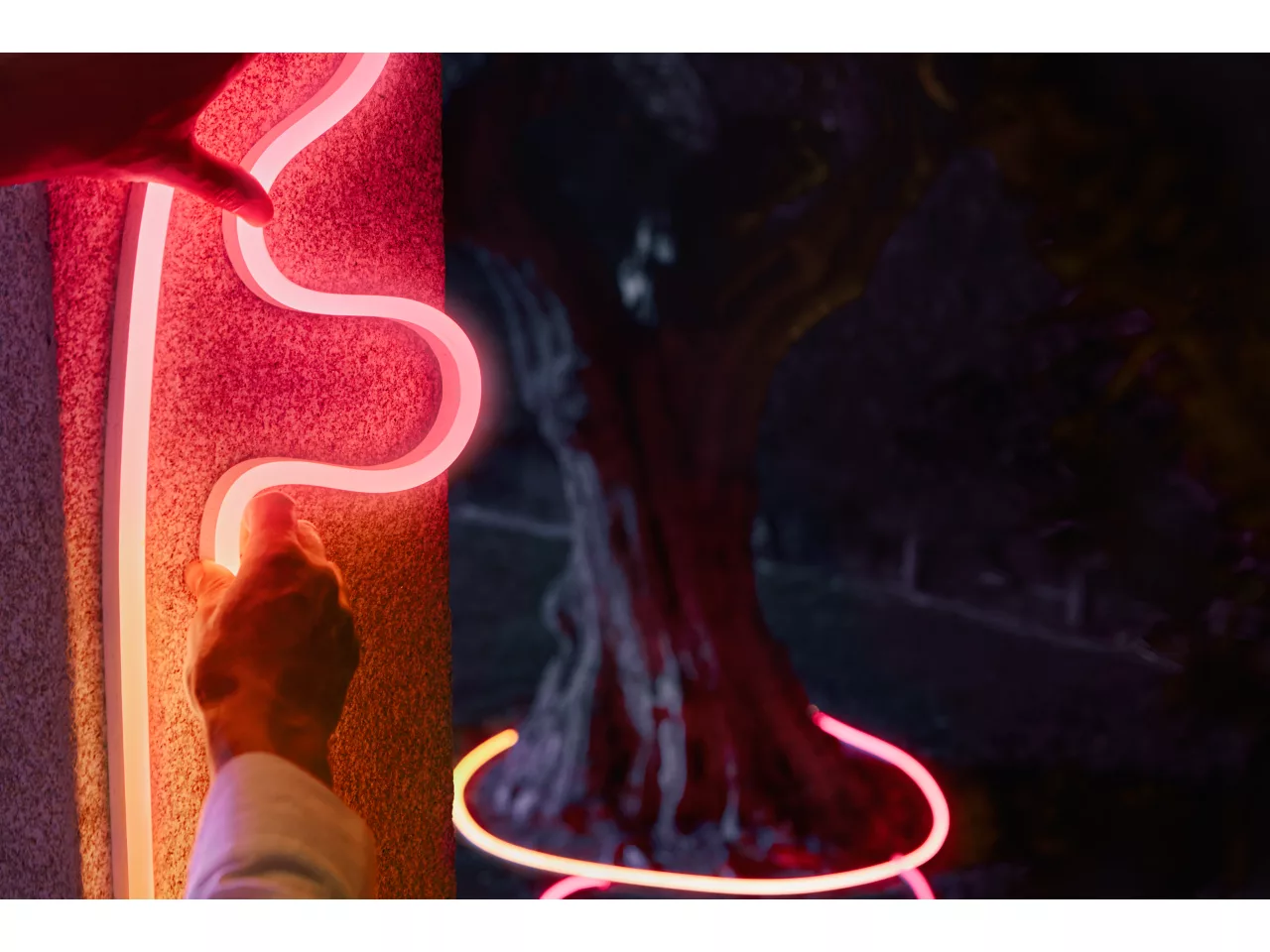 Philips Hue Neon Lightstrip for outdoor use, 5 m | 30 W | Bluetooth, Zigbee - Image 7