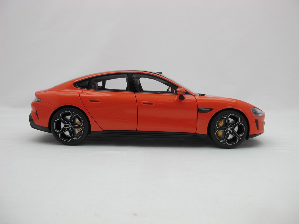 Xiaomi SU7 1:18 Die-cast Model Car | Lava Orange | Zinc alloy, ABS, SAN and PVC - Image 4