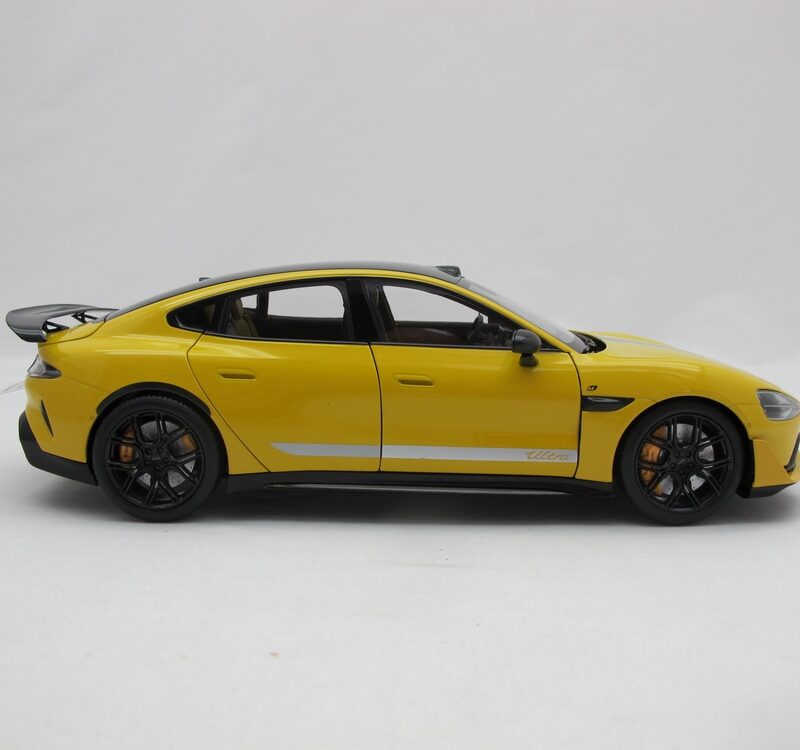 Xiaomi SU7 Ultra 1:18 Die-cast Model Car | Lightning Yellow | Zinc alloy, ABS, SAN, PVC - Image 4