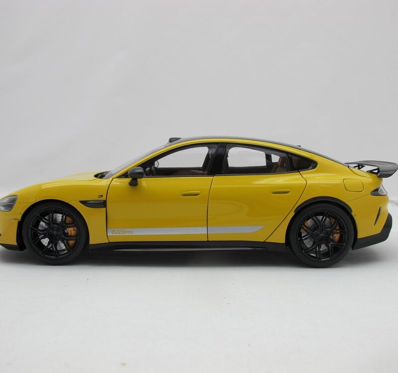 Xiaomi SU7 Ultra 1:18 Die-cast Model Car | Lightning Yellow | Zinc alloy, ABS, SAN, PVC - Image 6