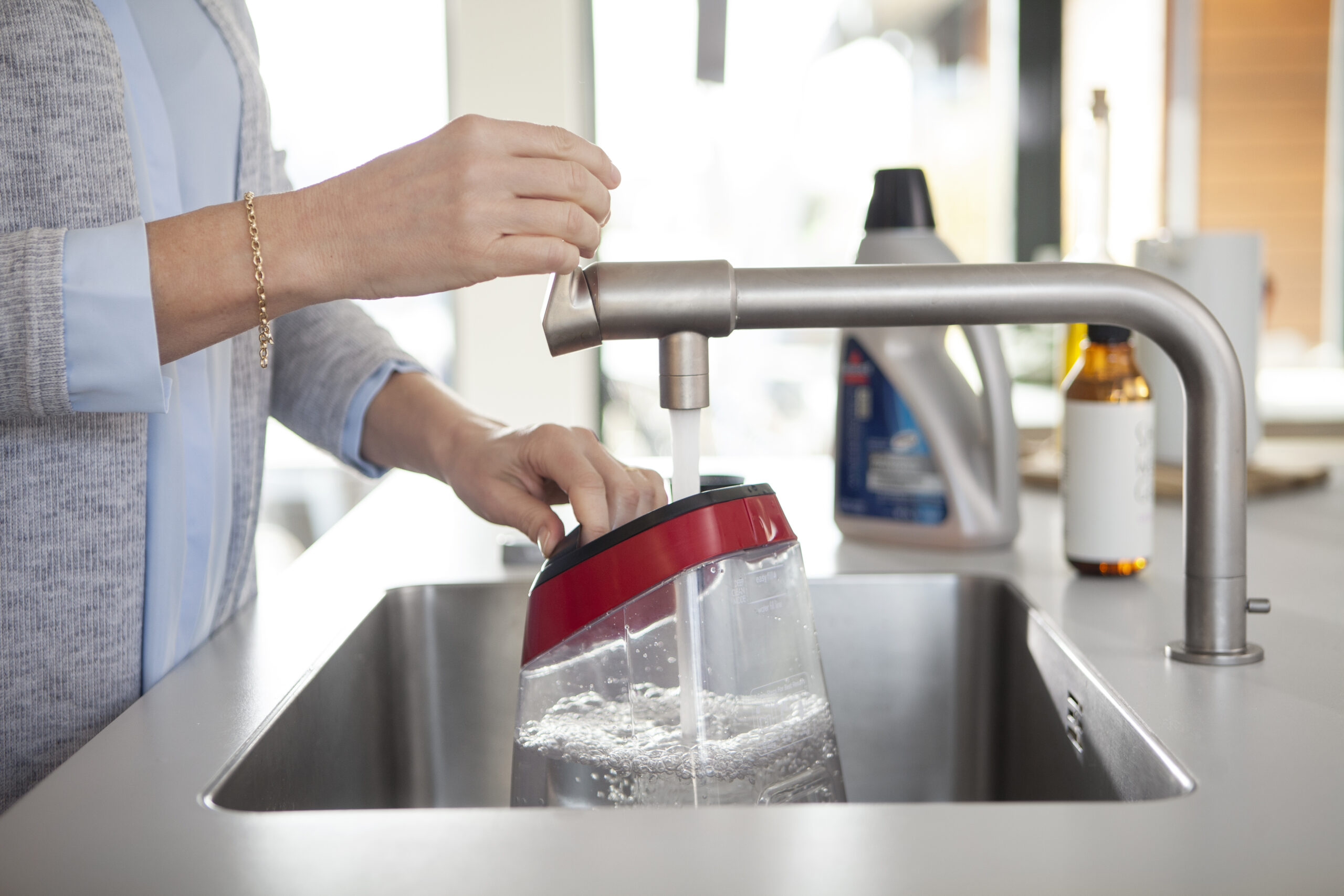 Bissell | Carpet Cleaner | ProHeat 2x Revolution | Corded operating | Handstick | Washing function | 800 W | Red/Titanium | Warranty 24 month(s) - Image 13