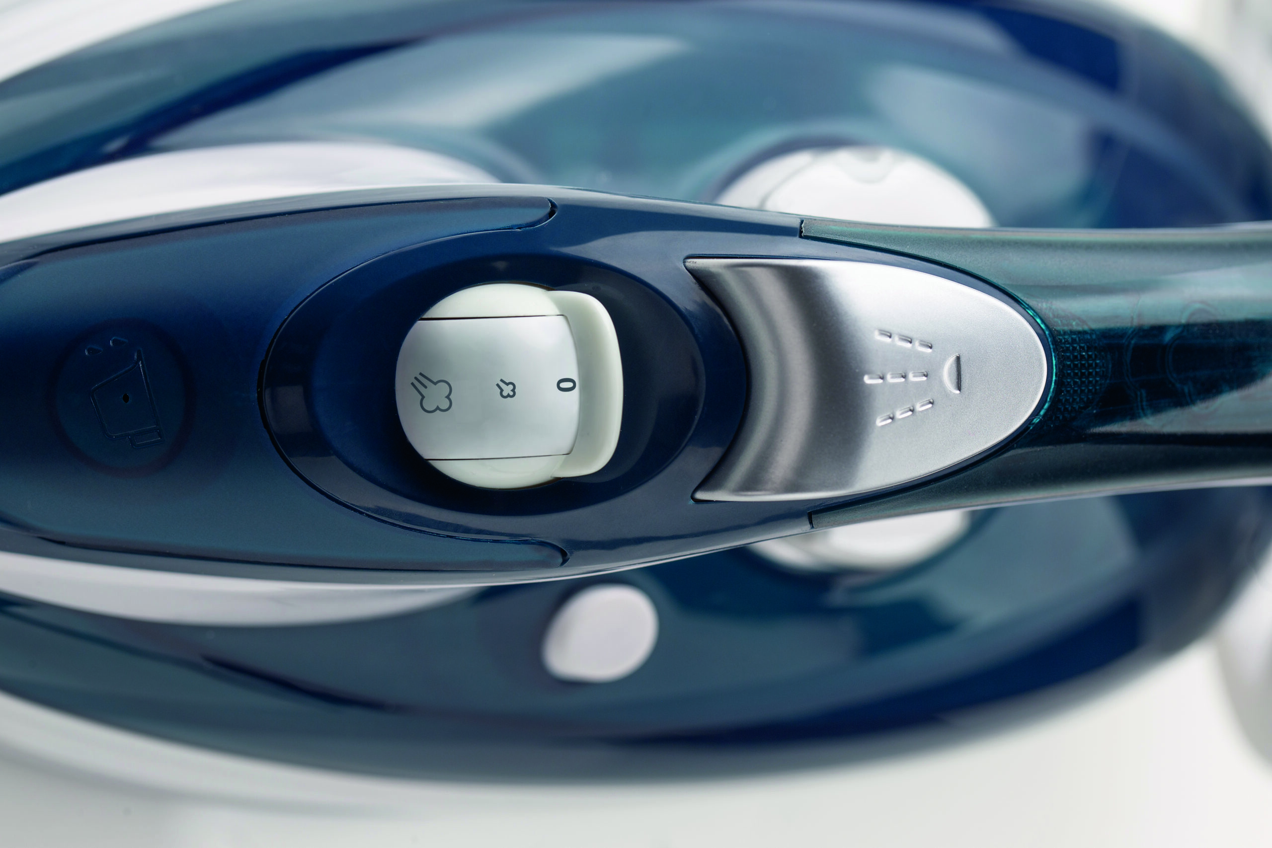 Gorenje | Steam Iron | SIH2800TQC | Steam Iron | 2800 W | Water tank capacity 350 ml | Continuous steam 35 g/min | Steam boost performance 100 g/min | Turquoise/White - Image 3