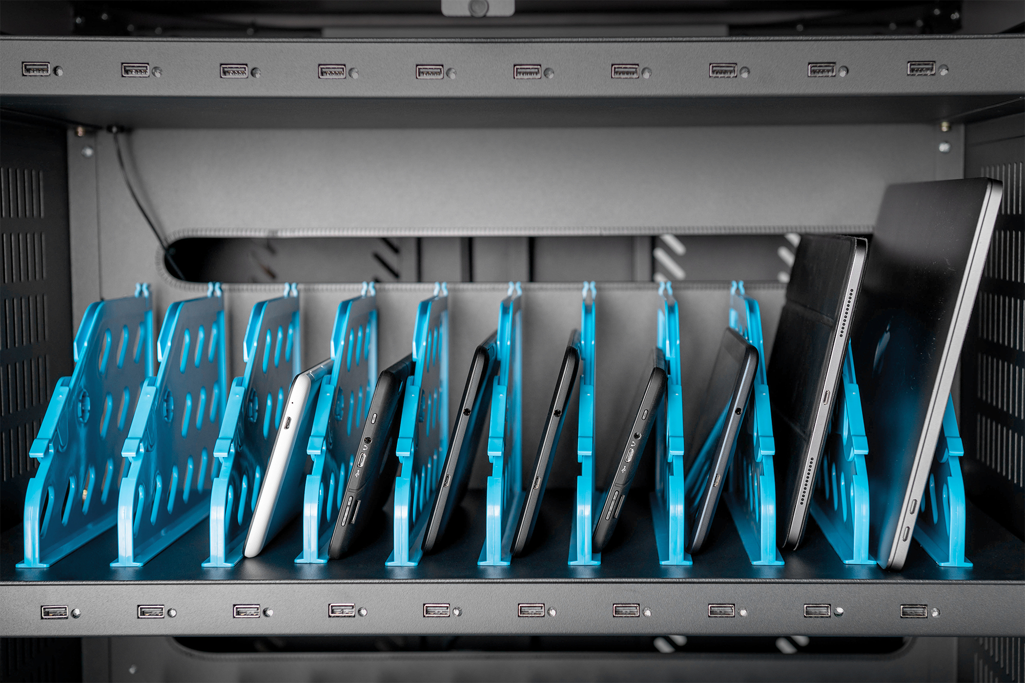 Digitus | Black | Charging Trolley 30 Notebooks / Tablets up to 16" | Pressure lock system with swiveling lever handle on the front and back door, lockable; Safety plug socket with switch on the side - Image 17