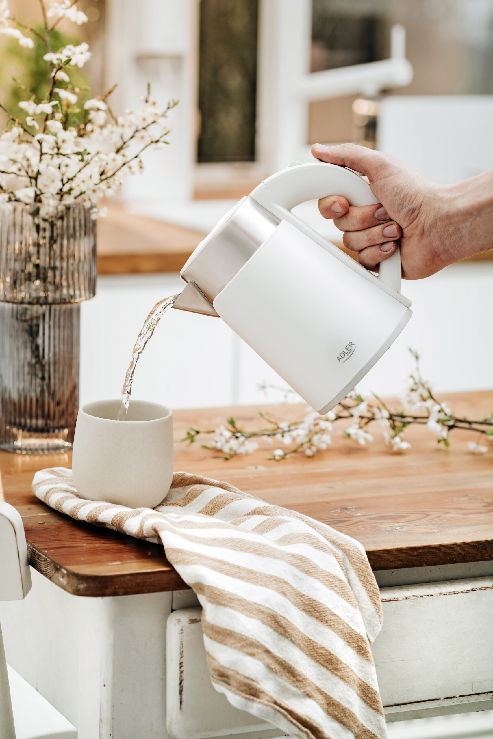 Adler | Kettle | AD 1372 | Electric | 800 W | 0.6 L | Plastic/Stainless steel | 360° rotational base | White - Image 10