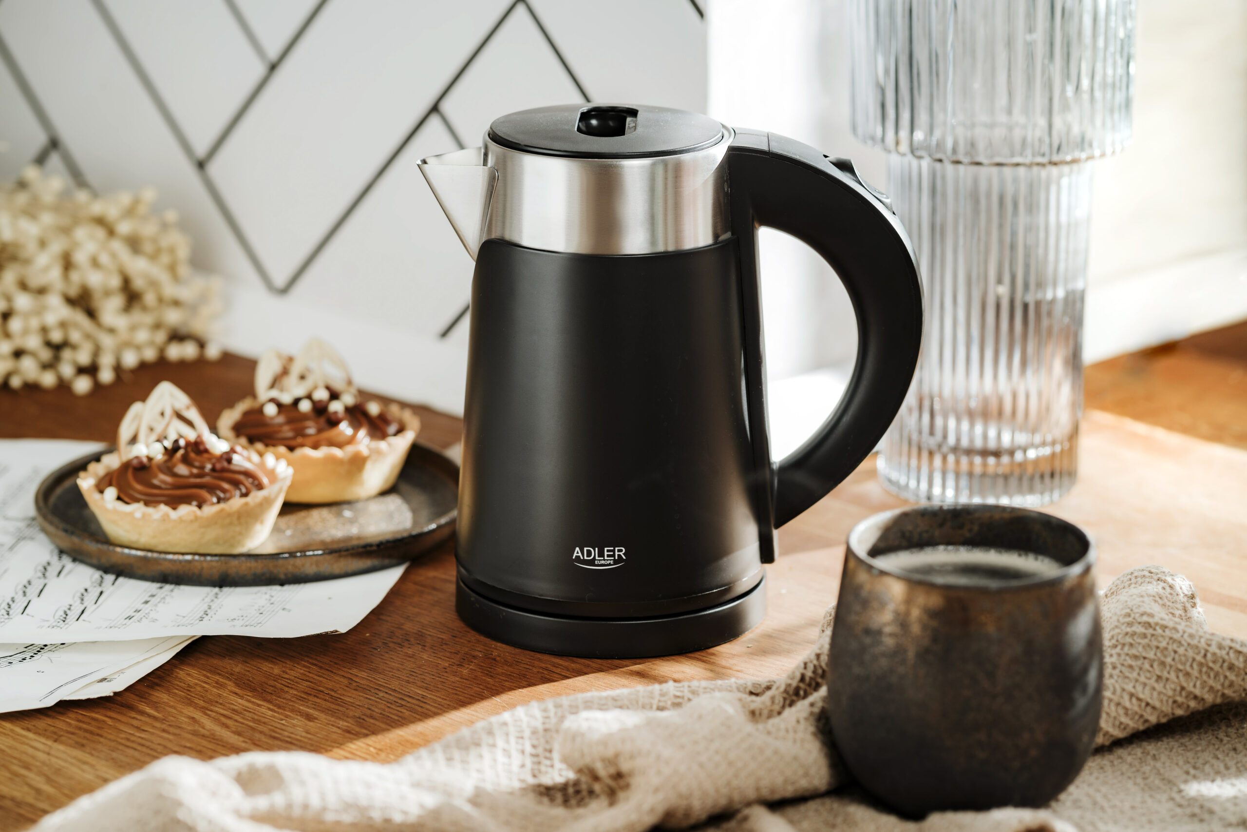 Adler | Kettle | AD 1372 | Electric | 800 W | 0.6 L | Plastic/Stainless steel | 360° rotational base | Black - Image 9