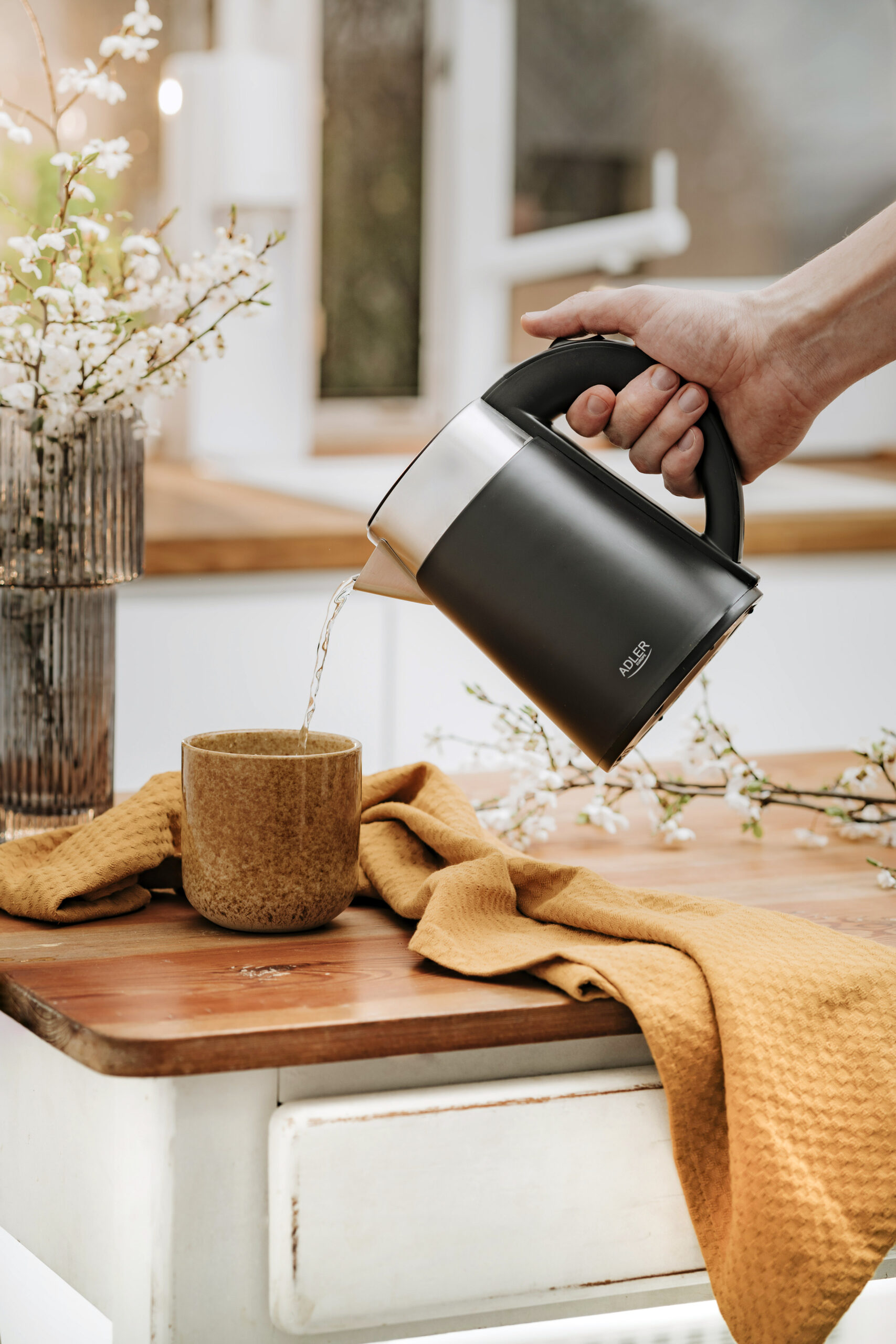 Adler | Kettle | AD 1372 | Electric | 800 W | 0.6 L | Plastic/Stainless steel | 360° rotational base | Black - Image 10