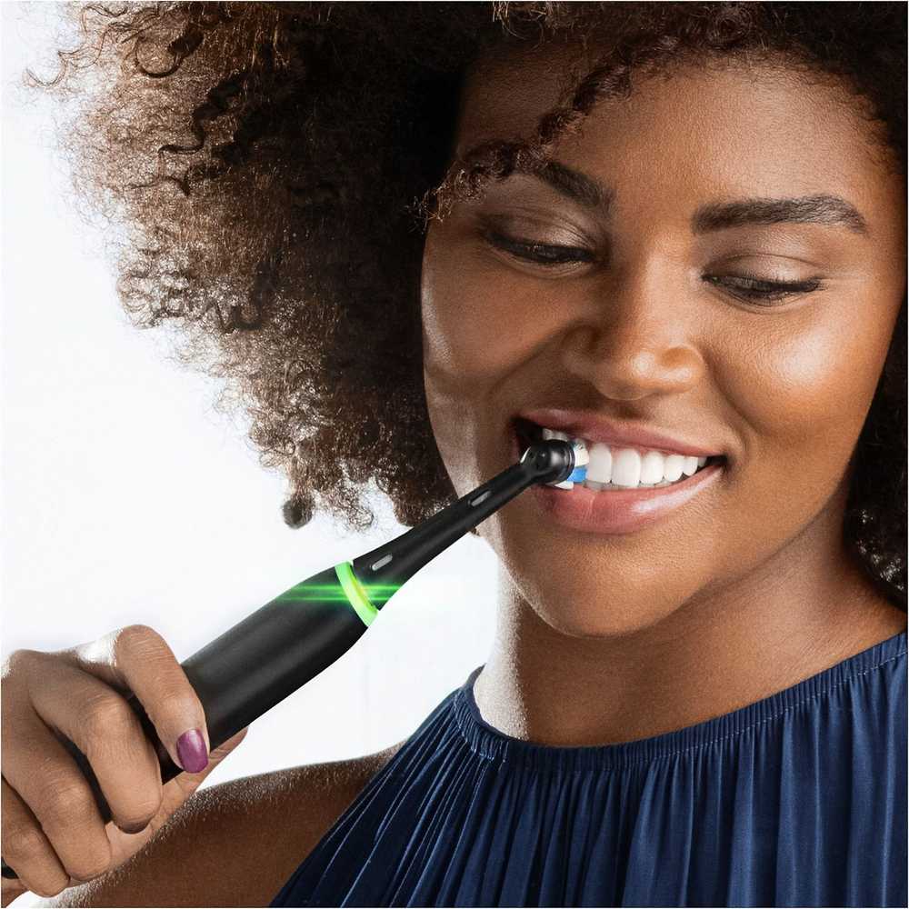 Oral-B | Electric Toothbrush | iO Series 4s | Rechargeable | For adults | Number of brush heads included 1 | Number of teeth brushing modes 4 | Black - Image 4