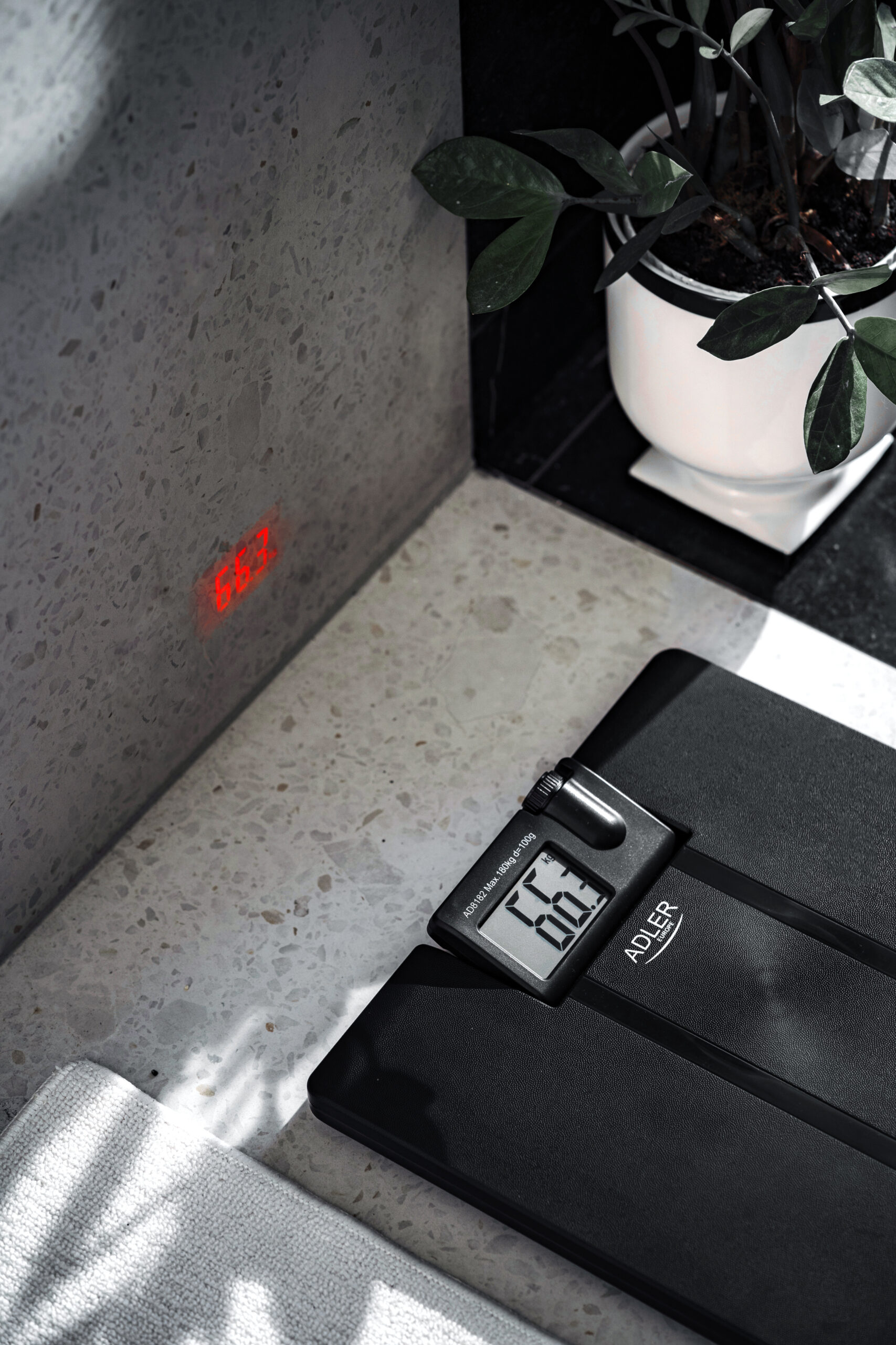 Adler | Bathroom Scale with Projector | AD 8182 | Maximum weight (capacity) 180 kg | Accuracy 100 g | Black - Image 7