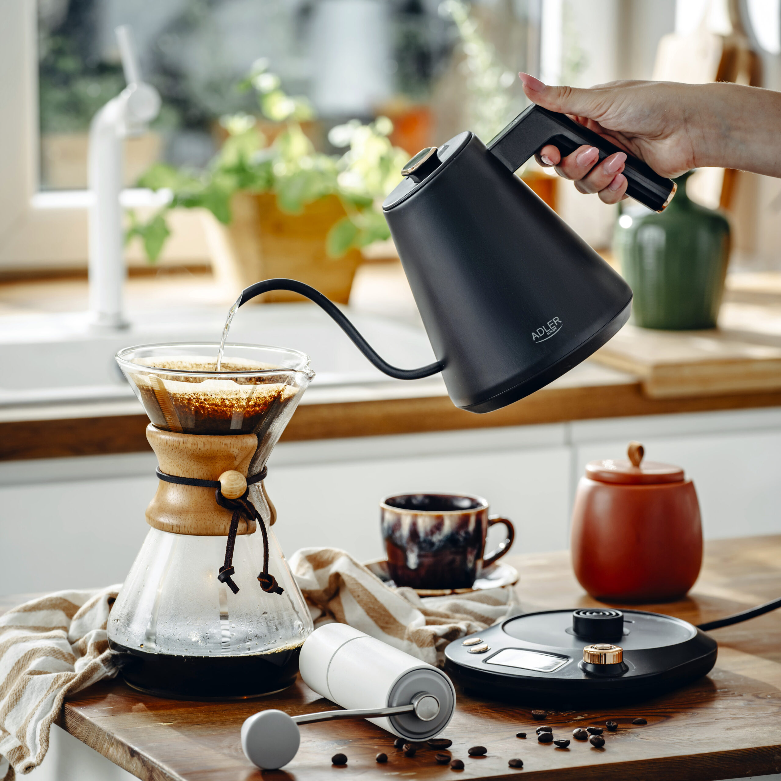 Adler Kettle | AD 1349 | Electric | 1100 W | 1 L | Stainless steel | 360° rotational base | Black/Gold - Image 11