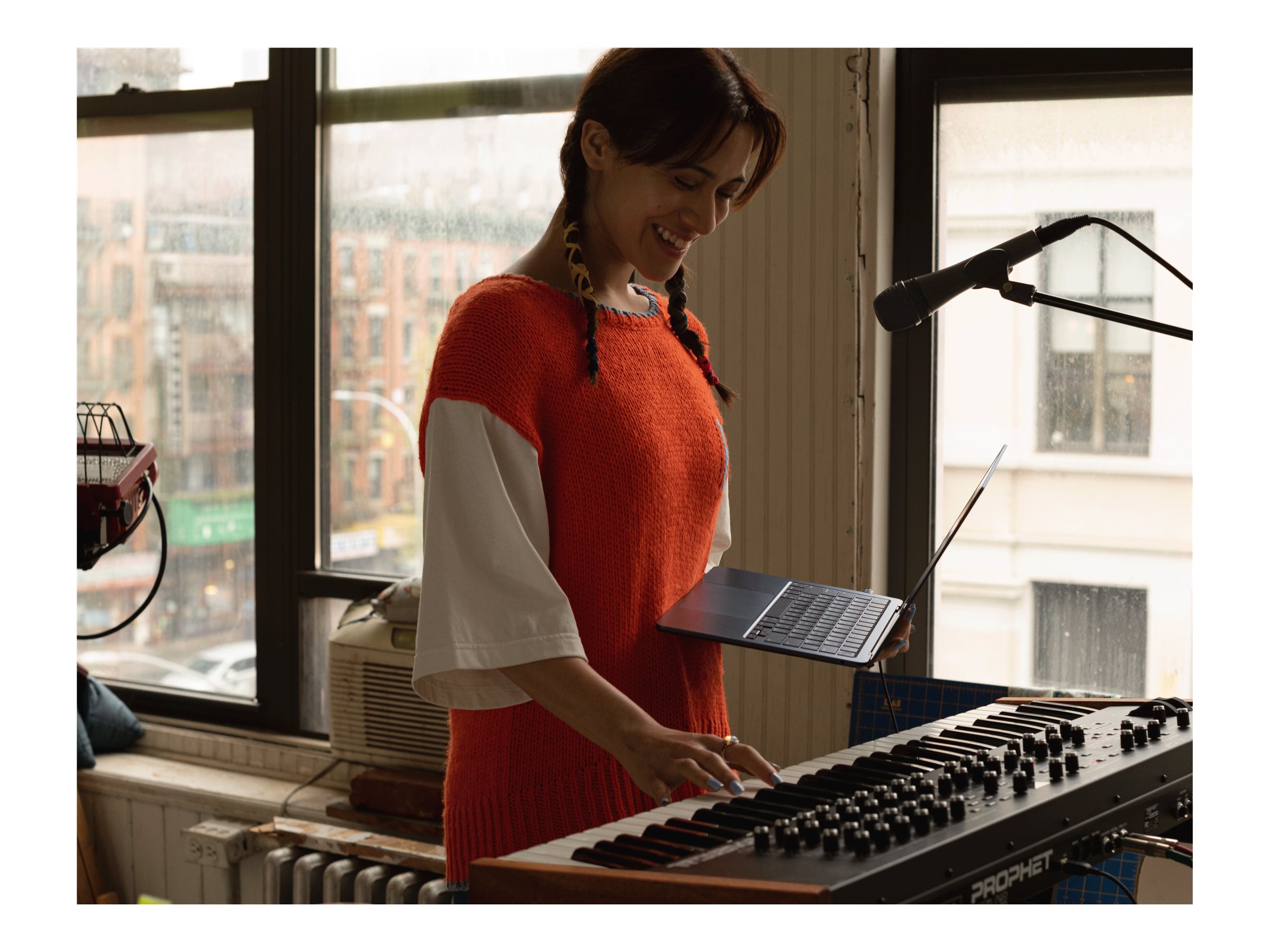 Apple MacBook | Air | Midnight | 13 " | IPS | 2560 x 1664 pixels | Apple M2 | 16 GB | Solid-state drive capacity 256 GB | Apple M2 chip 8-core CPU/8-core GPU | macOS | Bluetooth version 5.0 | Keyboard language English | Keyboard backlit | Warranty 12 month(s) - Image 9