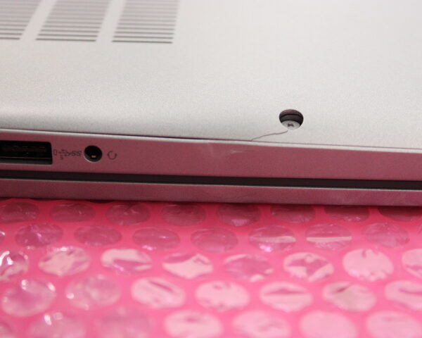 SALE OUT. | SALE OUT. Dell | Latitude 5450 | 14 " | IPS | FHD | 1920 x 1080 pixels | Anti-glare | Intel Ultra 5 | 135U | 16 GB | DDR5 | Solid-state drive capacity 512 GB | Intel Integrated Graphics | Windows 11 Pro | 802.11ax | Bluetooth version 5.3 | WWAN ready | Keyboard language Estonian | Keyboard backlit | Warranty 29 month(s) | DAMAGE ON THE RIGHT EDGE OF HOUSING