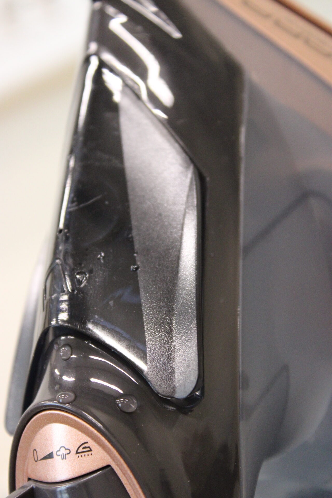 SALE OUT. ETA ETA127690000 Kiara Iron, Ceramic, 2200 W, Water tank 220 ml, Black | ETA | Iron | Kiara ETA127690000 | Cordless Steam Iron | 2200 W | Water tank capacity 220 ml | Continuous steam 40 g/min | Steam boost performance 90 g/min | Black | DAMAGED PACKAGING, BROKEN WATER CUP, SCRATCHED, SCRATCHED PAINT FROM FRONT OF IRON - Image 7