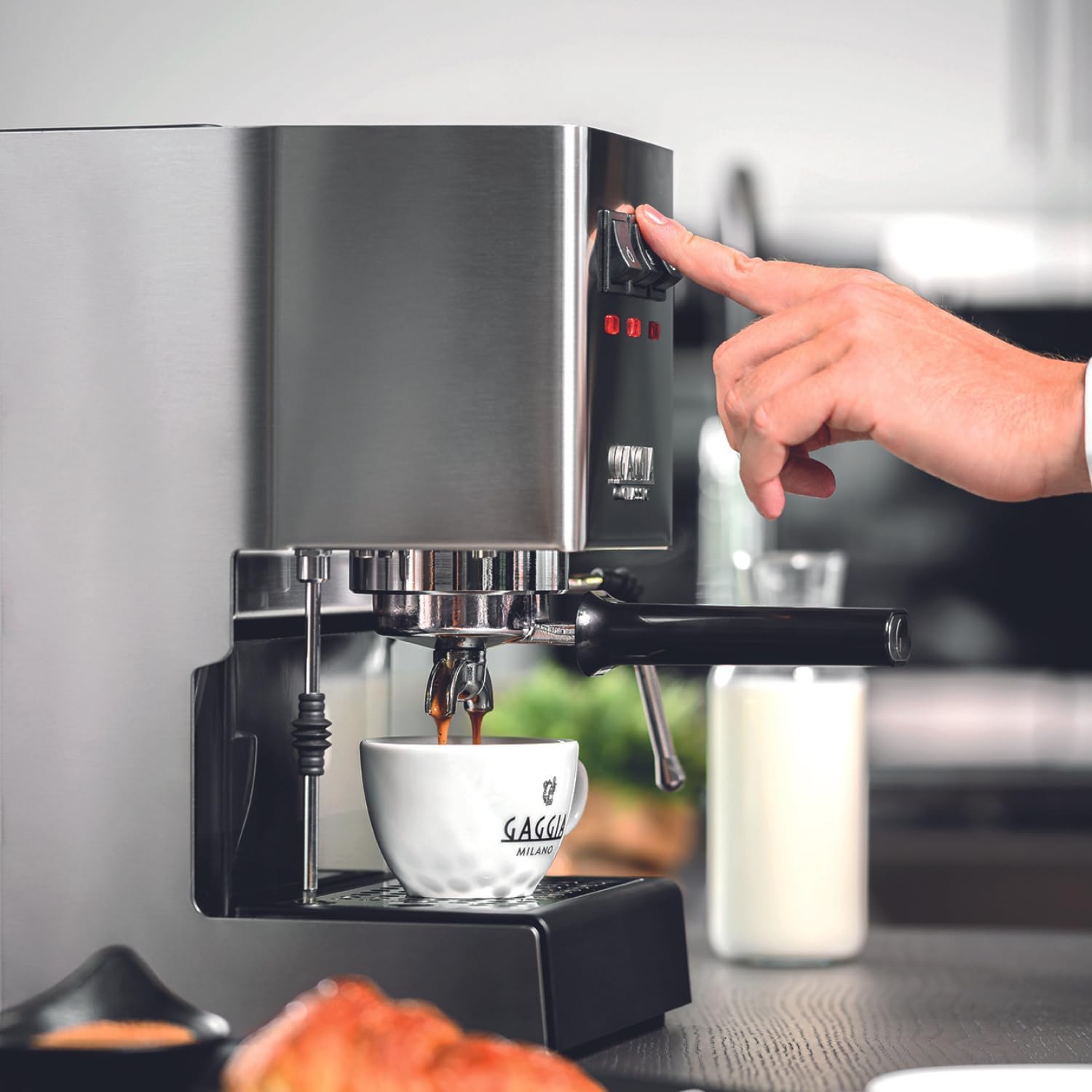 Gaggia | Coffee Maker | RI9481/11 Classic E24 | Pump pressure 15 bar | Built-in milk frother | Semi-automatic | Brushed Stainless Steel - Image 5