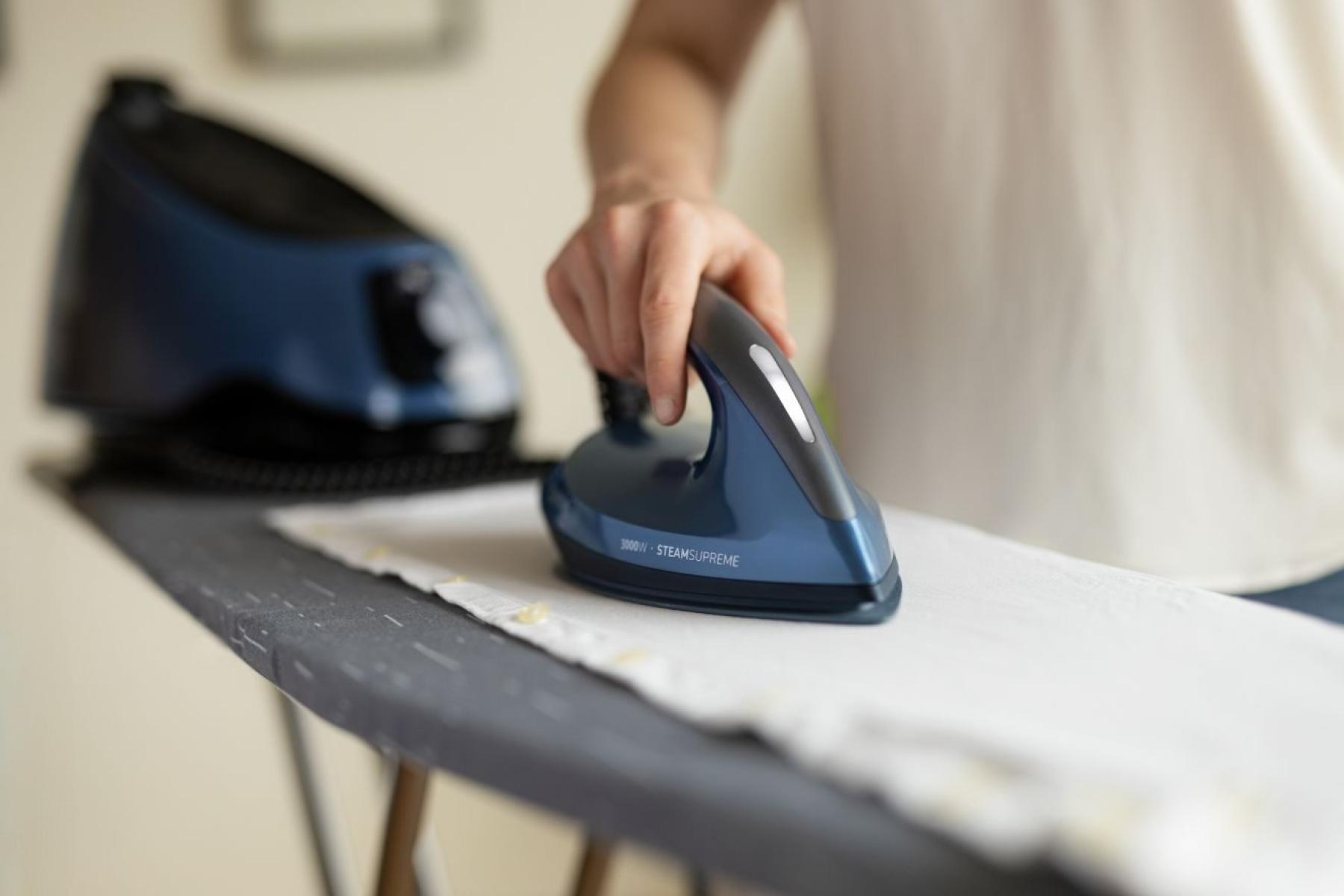 Gorenje Steam Generator Iron | SGD3000BBK | 3000 W | 8 bar | 1.5 L | Auto power off | Vertical steam function | Calc-clean function | Blue/Black - Image 6