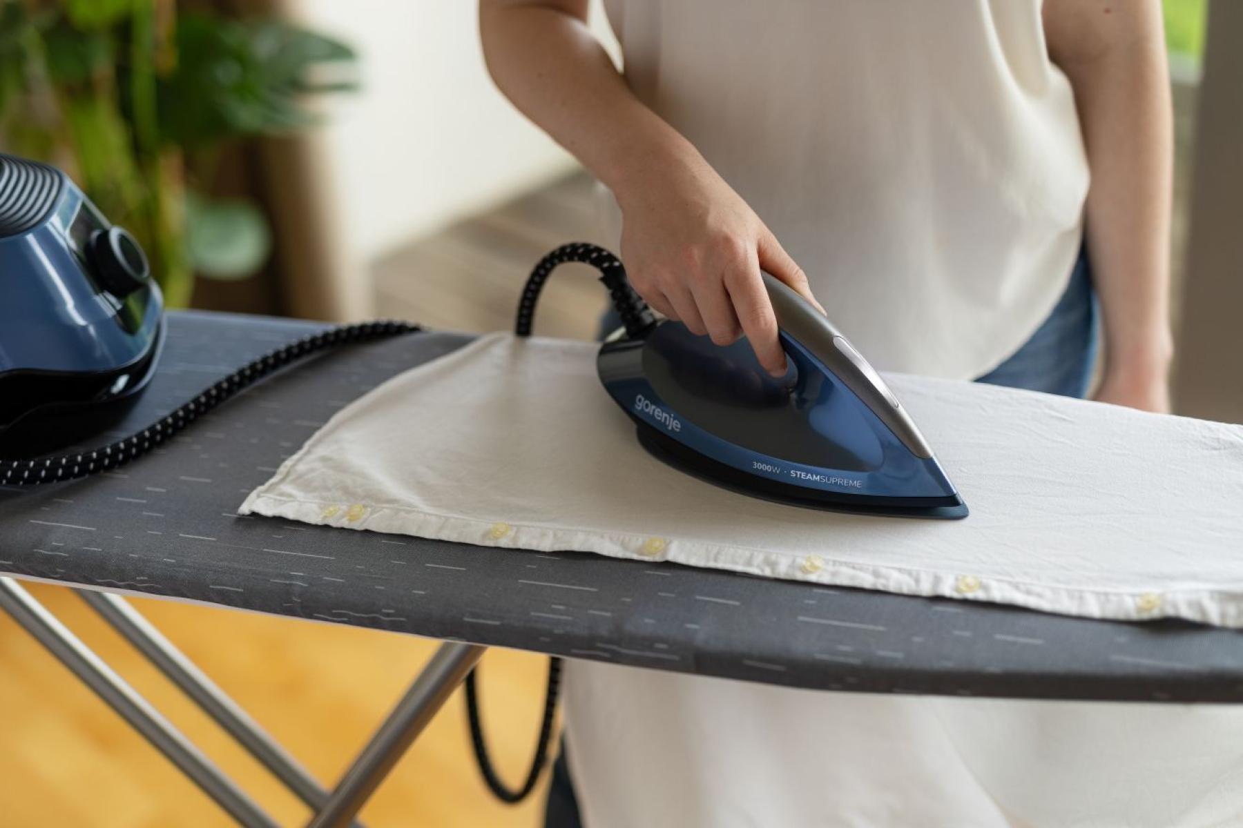 Gorenje Steam Generator Iron | SGD3000BBK | 3000 W | 8 bar | 1.5 L | Auto power off | Vertical steam function | Calc-clean function | Blue/Black - Image 8