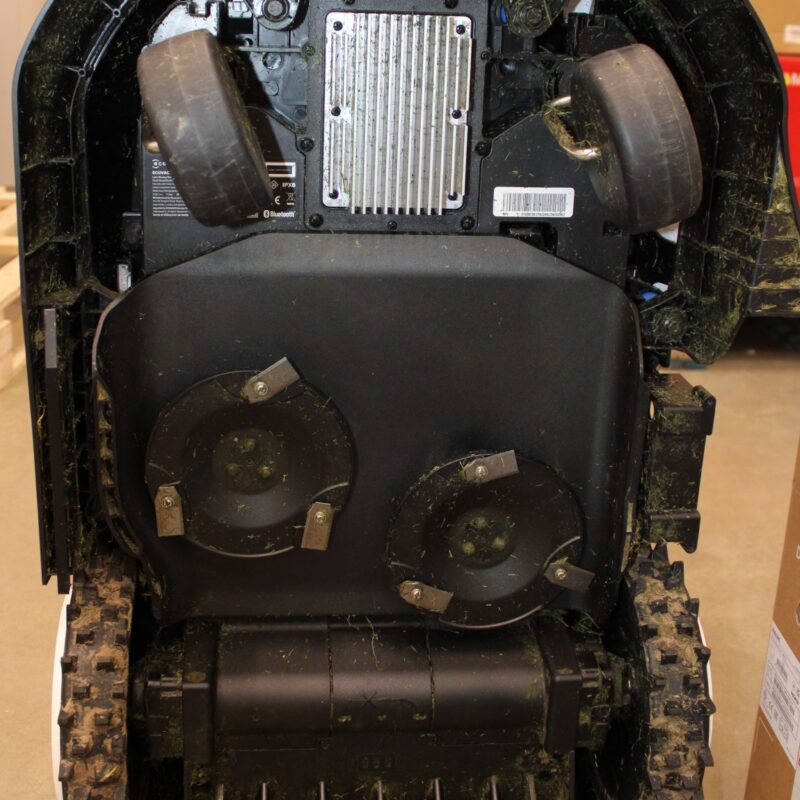SALE OUT. | Ecovacs Lawn Mower | GOAT A1600 LiDAR PRO | 3000 Ah | White | ITEM USED, DIRTY, SCRATCHED. CRACKED PART BODY - Image 3